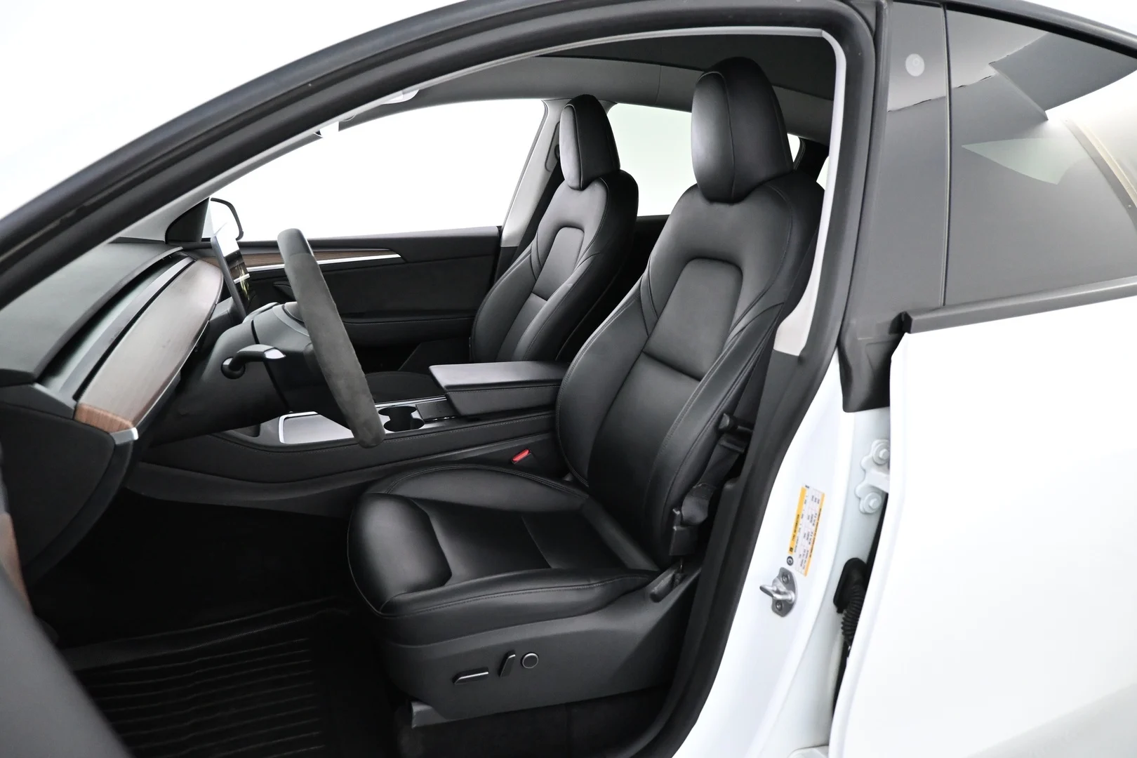 Car Image - 5wMQvMc60y3vtZZdrCBm33