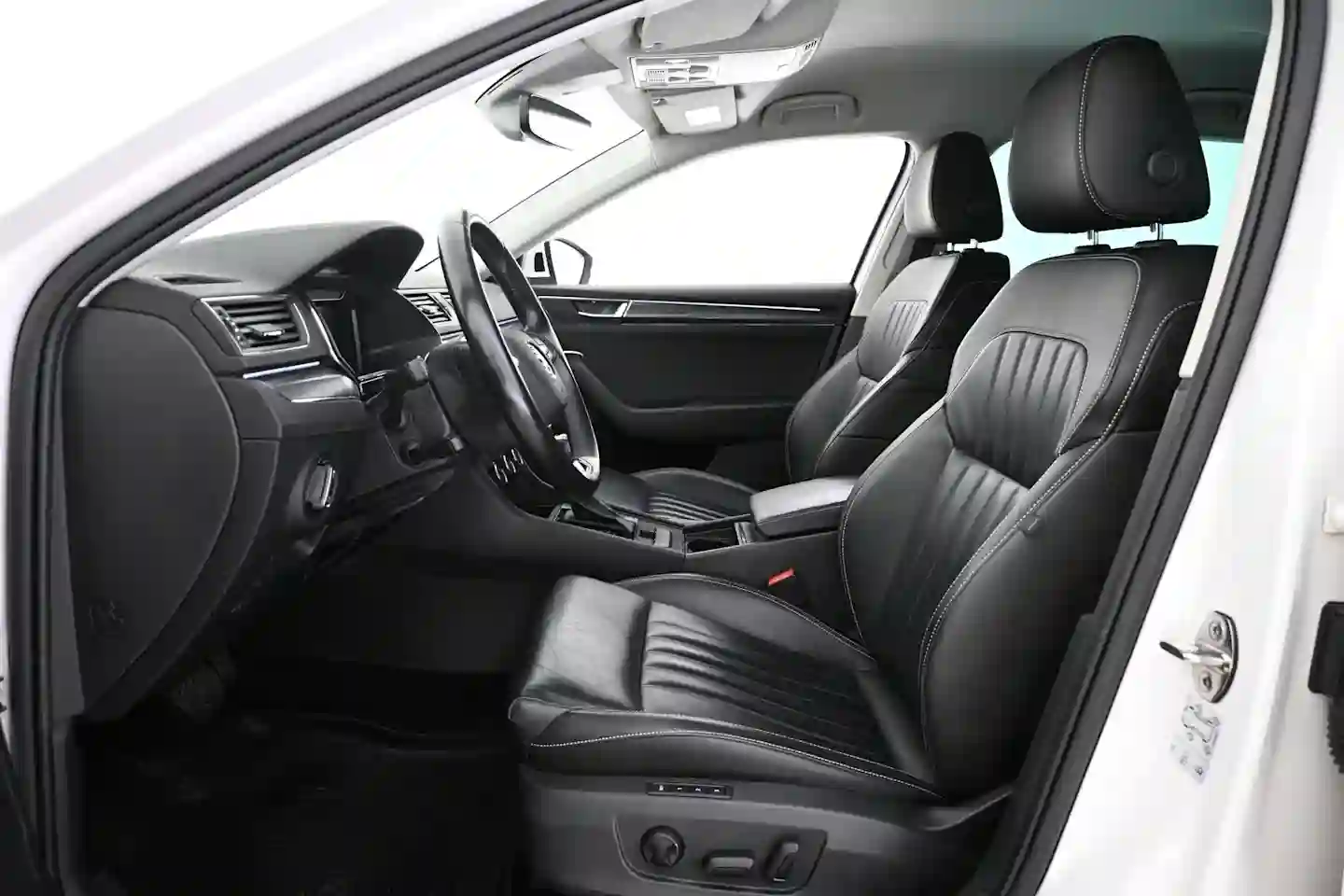 Car Image - yoWYJ7bbNn3bSf7Qz4j5T