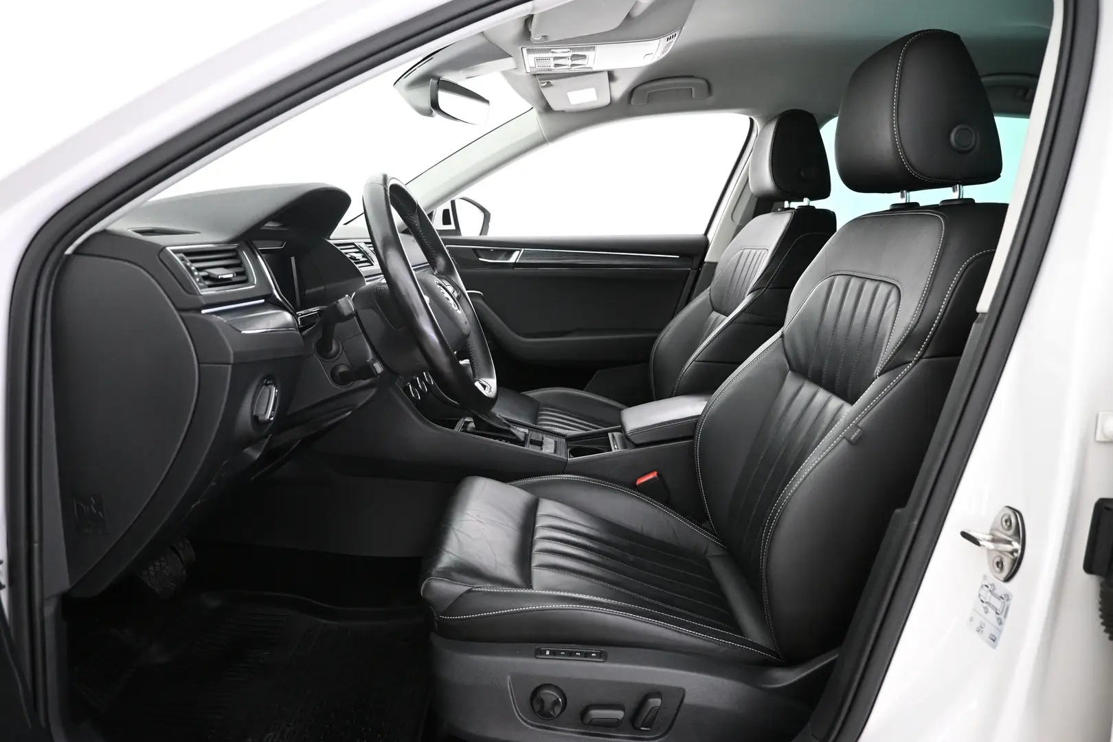 Car Image - yoWYJ7bbNn3bSf7Qz4j5T