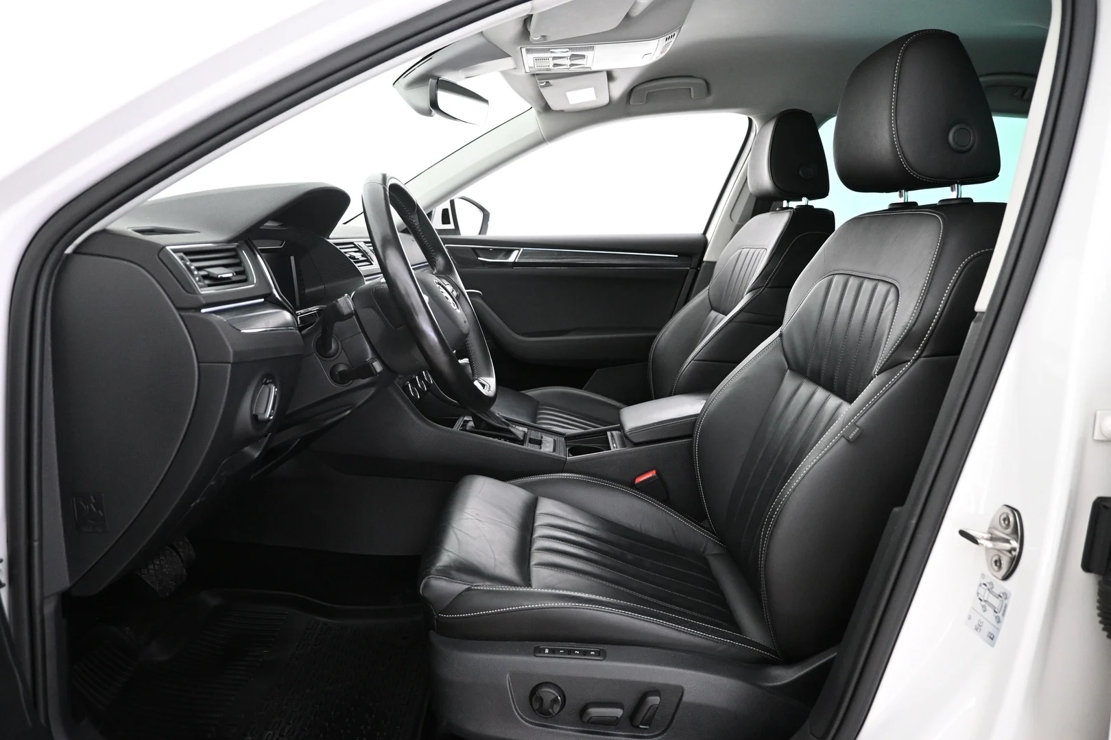 Car Image - yoWYJ7bbNn3bSf7Qz4j5T