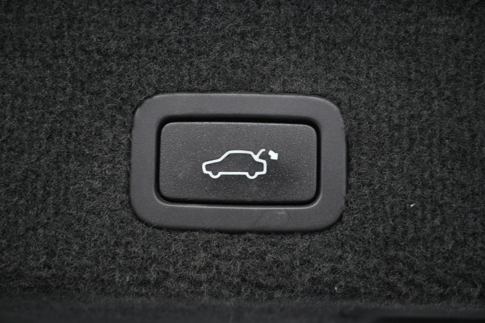 Car Image - LXFimpg26jtVZYLR9XgpQ