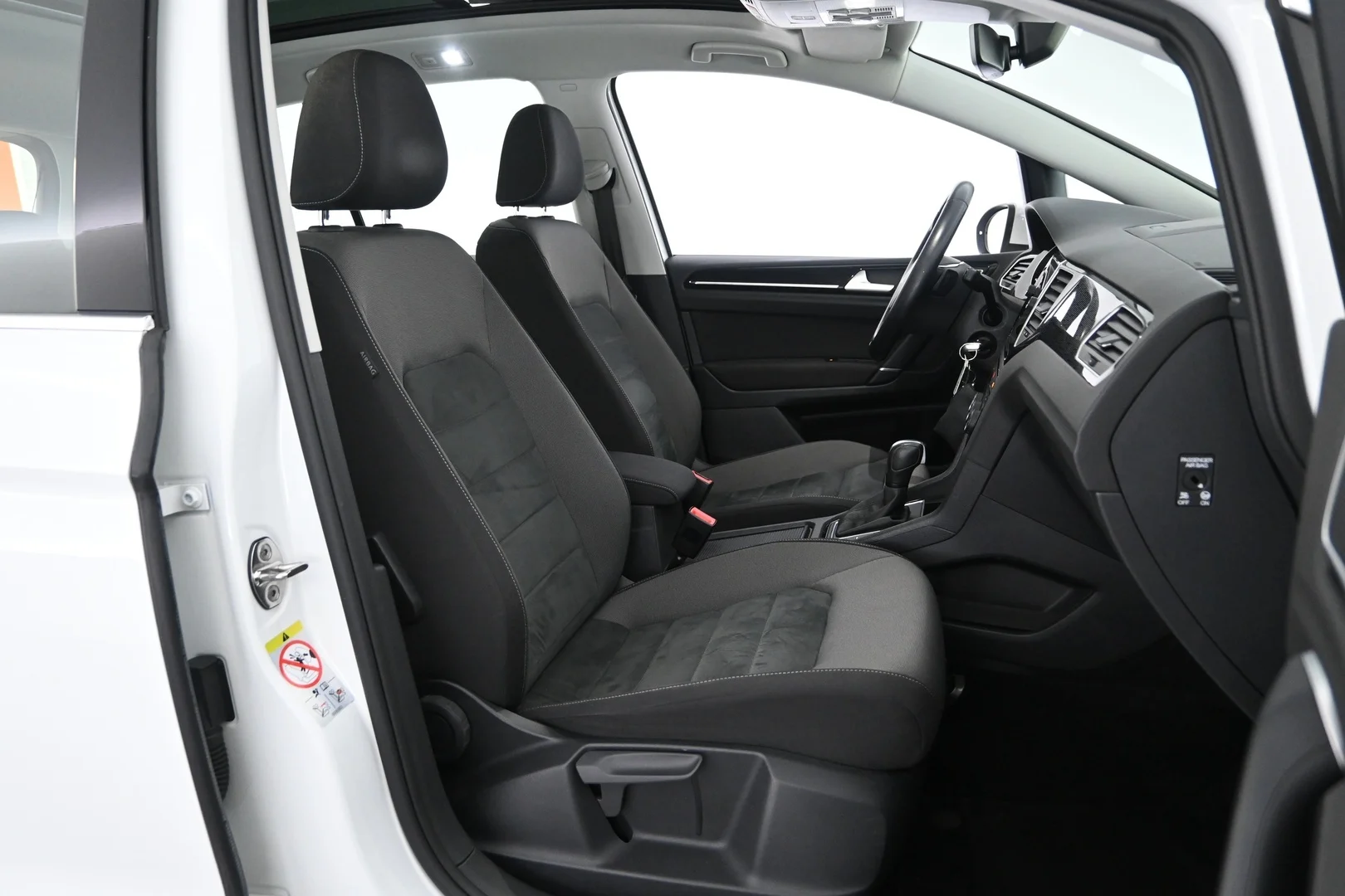 Car Image - 1AYyg5kIrKfl1UJXG73R1u