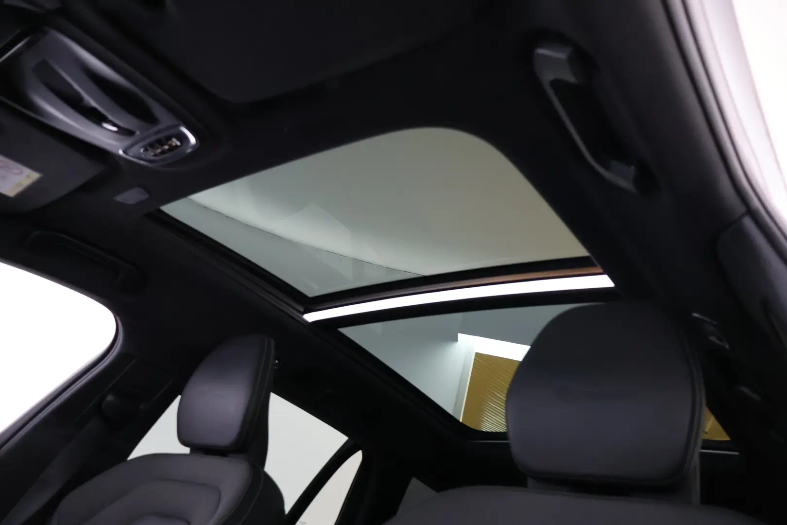 Car Image - z1am2p5GAmRyyYXqFDHx9