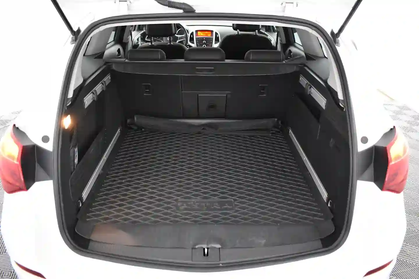 Car Image - 4yi3c1eNMZ28y8tkNreaqc