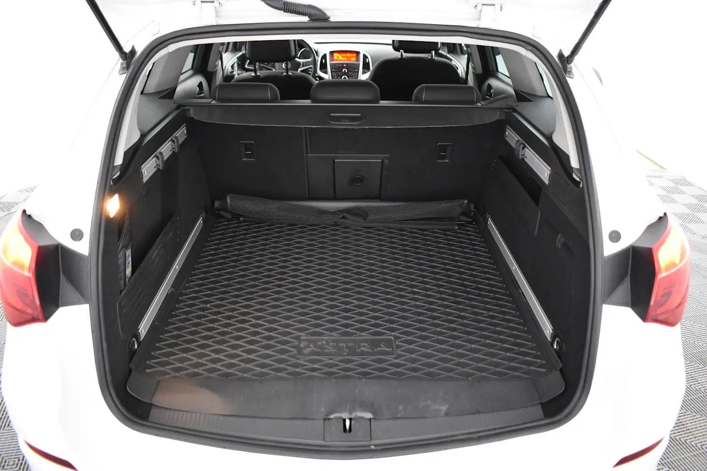 Car Image - 4yi3c1eNMZ28y8tkNreaqc