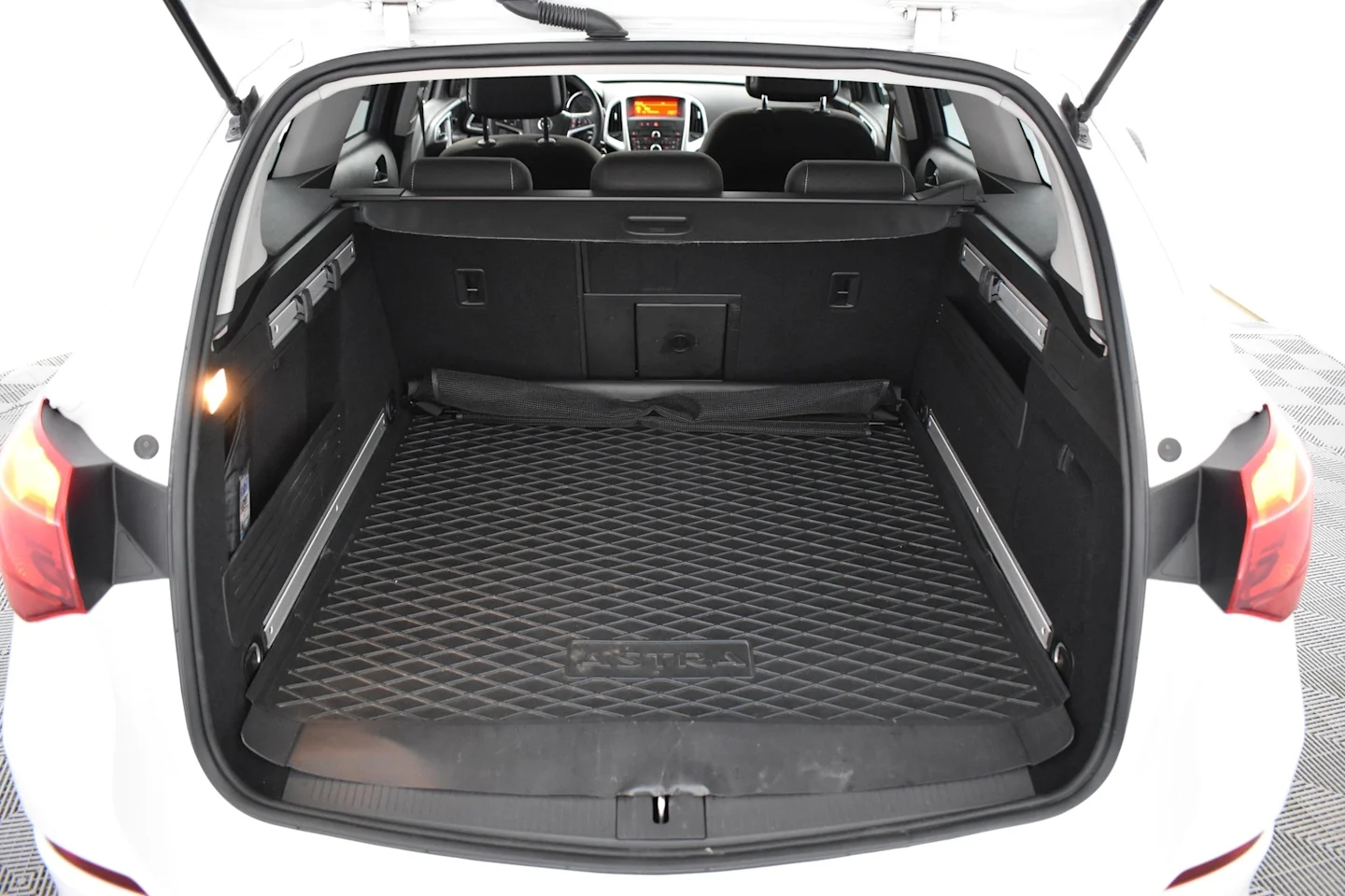 Car Image - 4yi3c1eNMZ28y8tkNreaqc