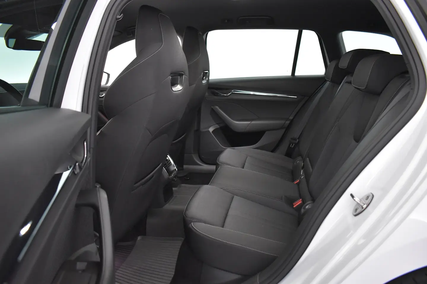 Car Image - 3W993AO9b30HfEeeebKYOG