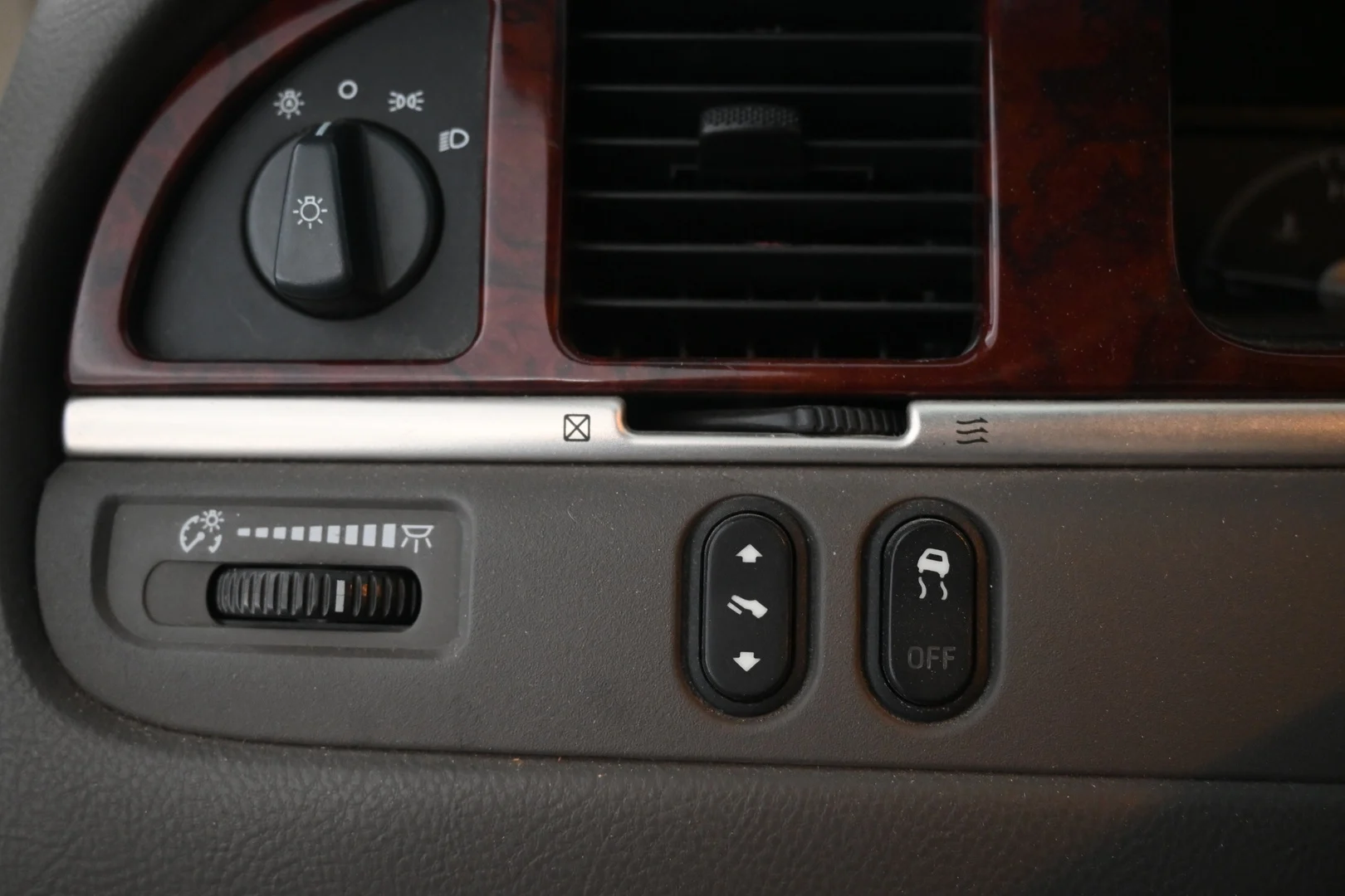 Car Image - 5VwifUGeeP45MUe8clfRP4