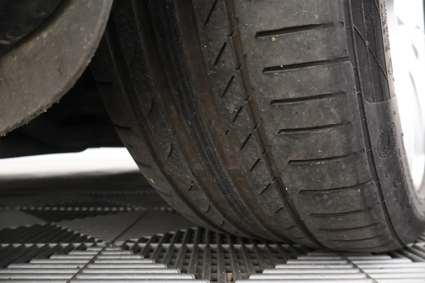 Car Image - 52LZ61f0KRxCprt8ybShWA