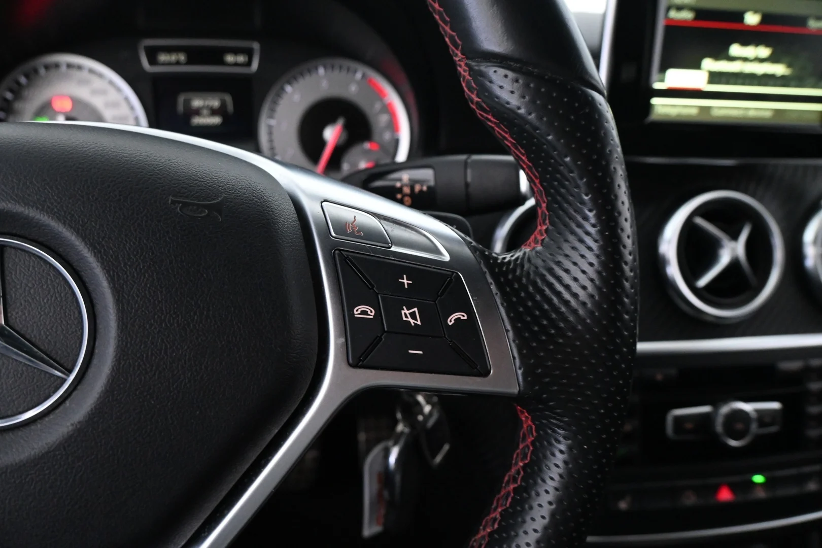 Car Image - 67bOpQbH9yjN8YIsHgBWdF