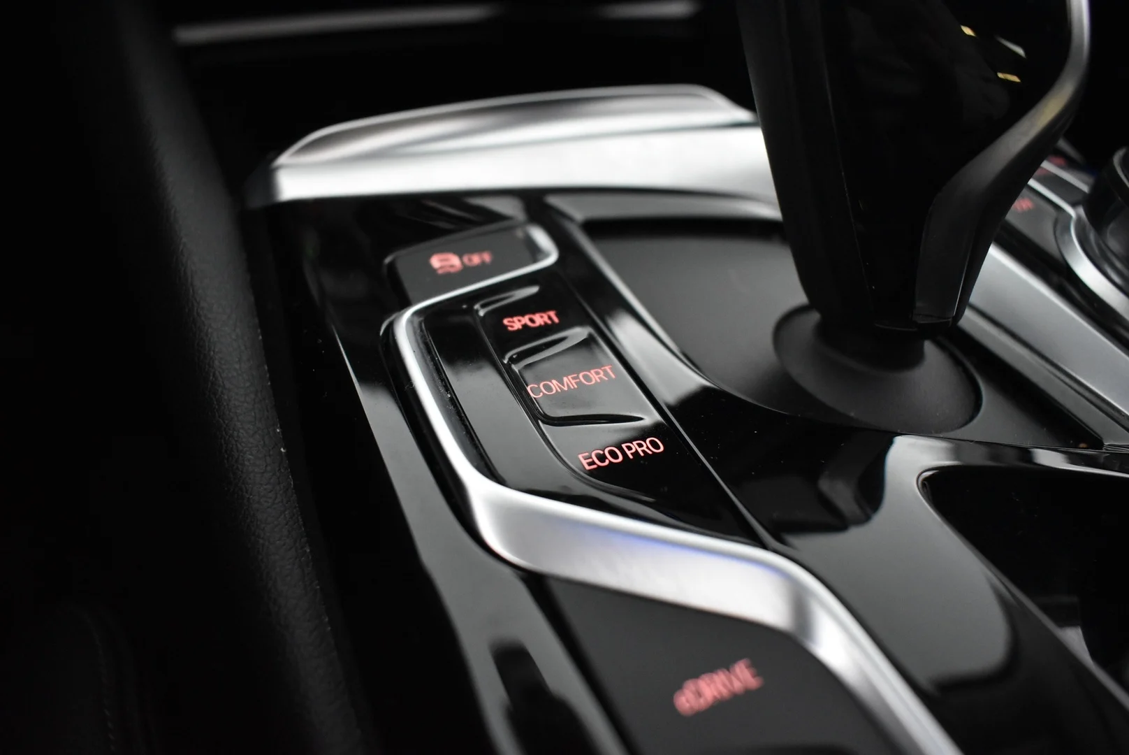 Car Image - 10x7DI300gjr3XC7yxPZQn