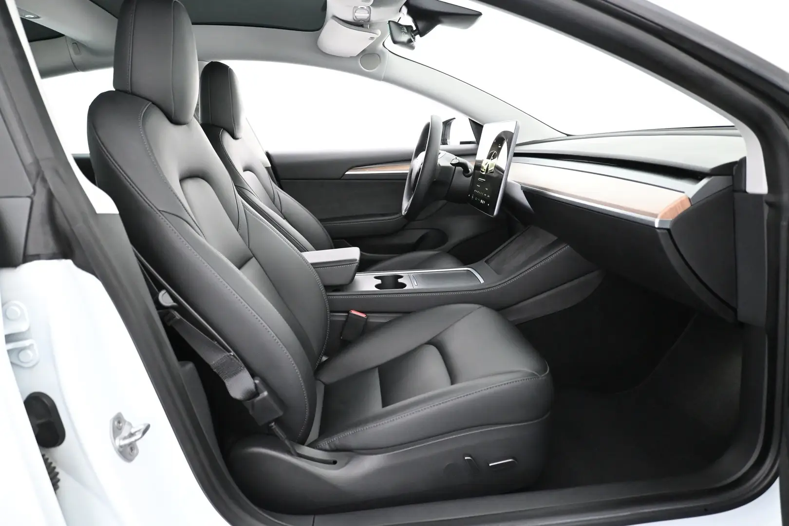 Car Image - WzarpjFbqcBcCyHSoxr1G