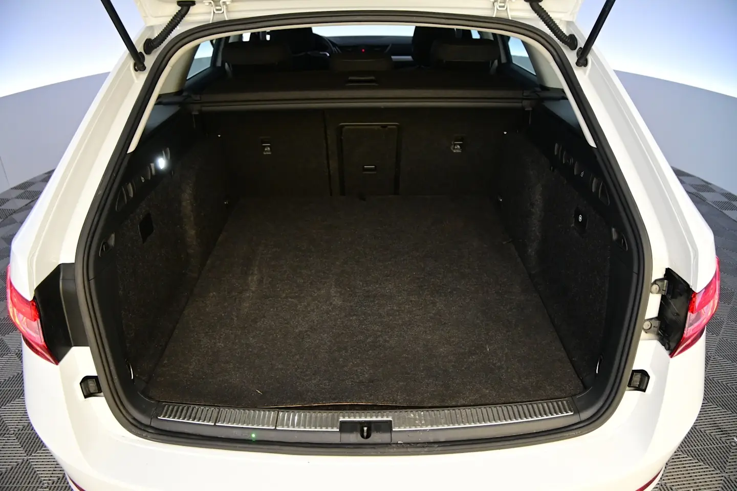 Car Image - 6uTsO0BUR00TU4WR8BXMeA