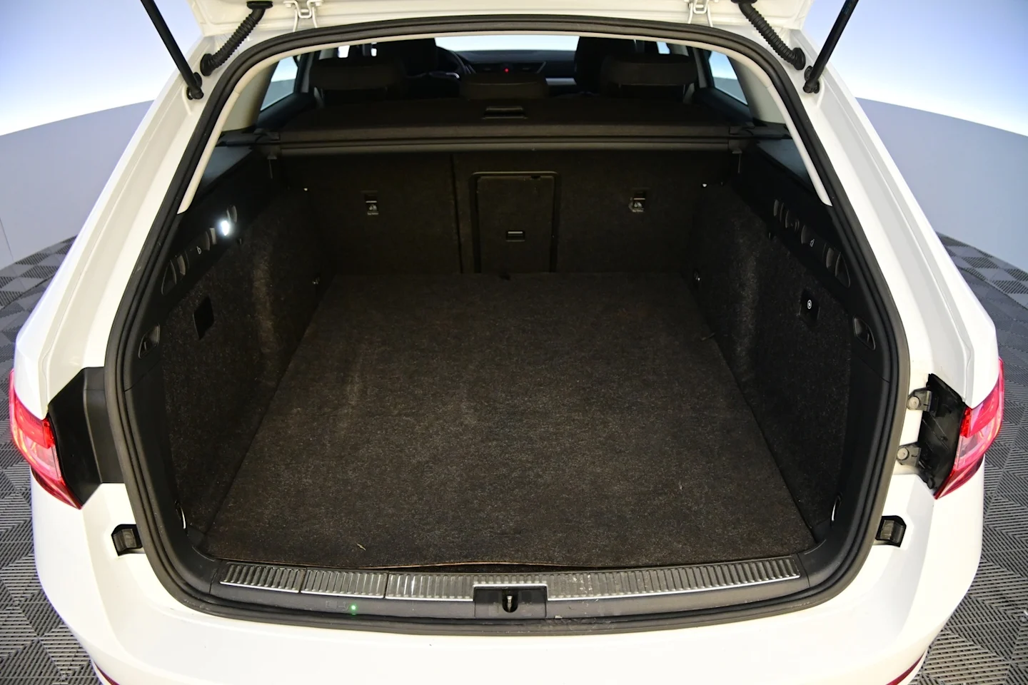 Car Image - 6uTsO0BUR00TU4WR8BXMeA