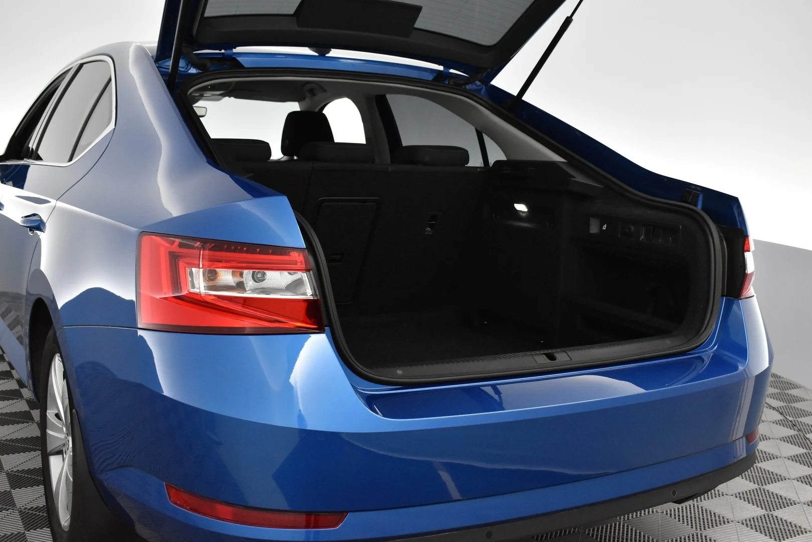 Car Image - FAcisVqUUta3EkMVpNmS4