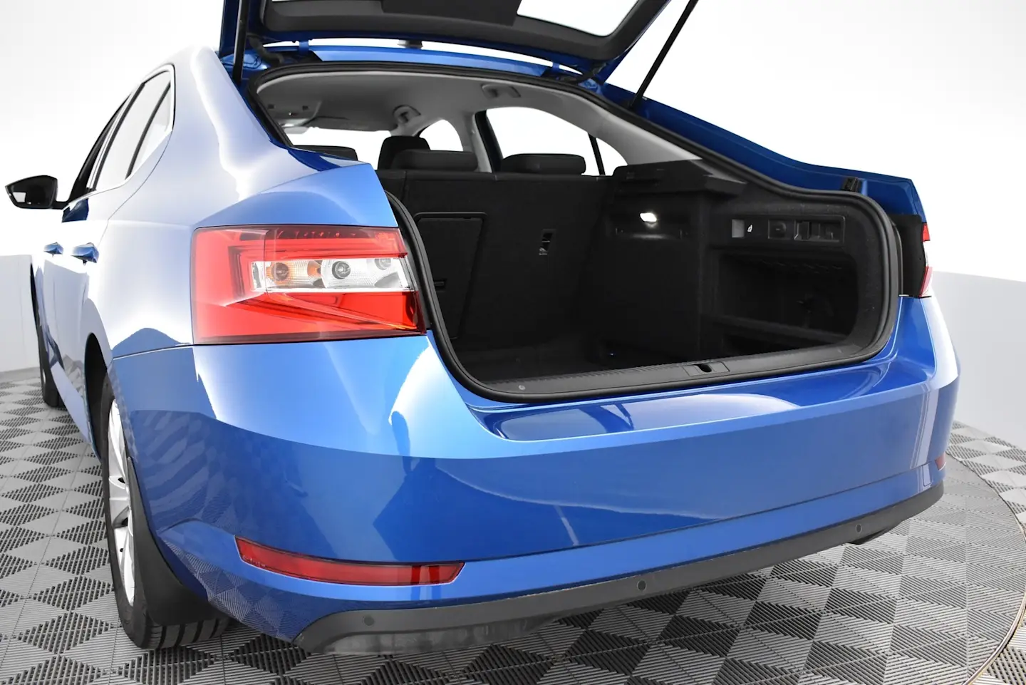 Car Image - FAcisVqUUta3EkMVpNmS4