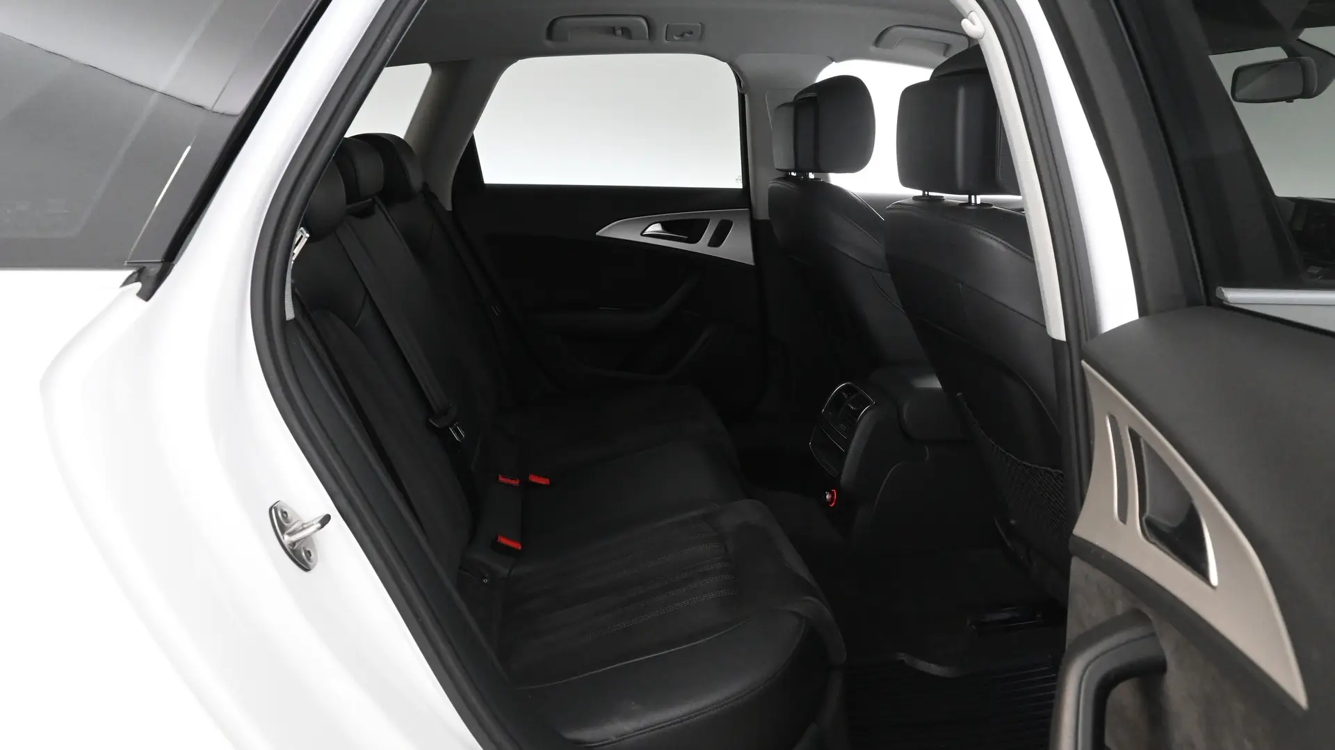 Car Image - V7xbjmP3r1qqvpe1ura44
