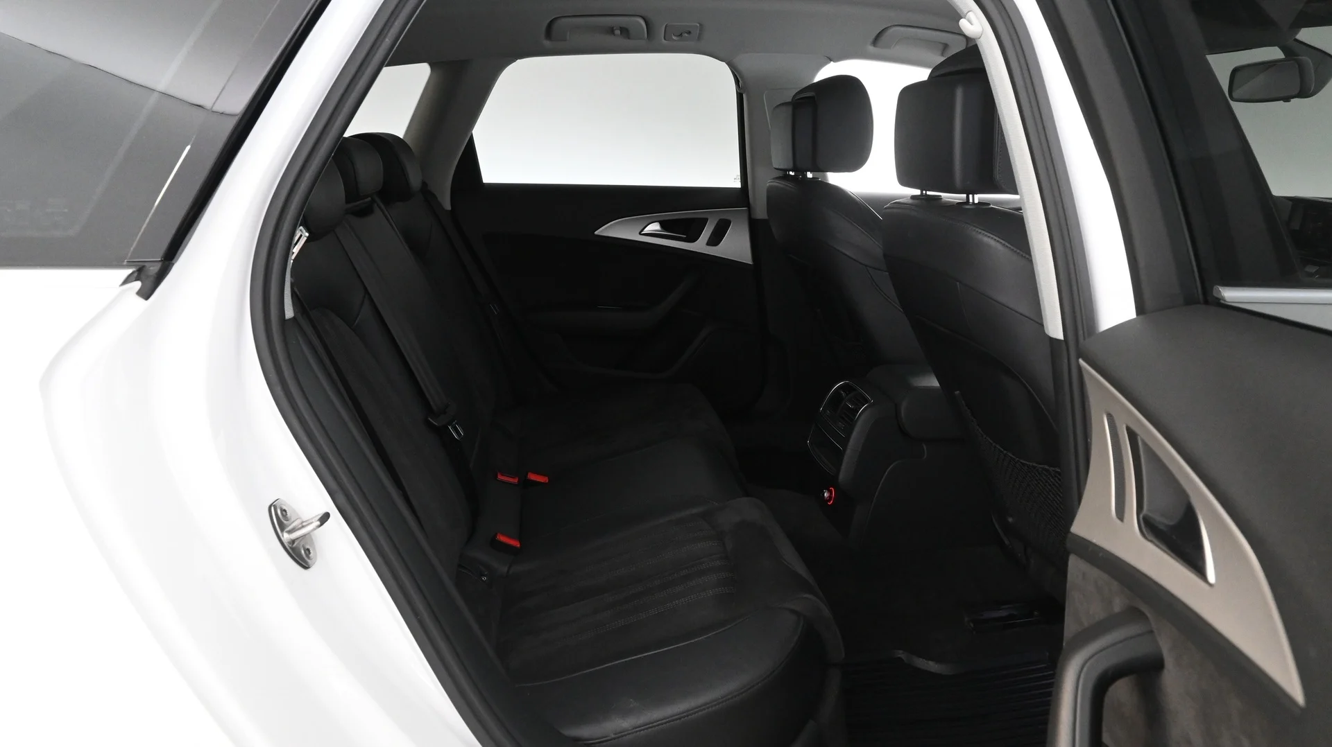 Car Image - V7xbjmP3r1qqvpe1ura44