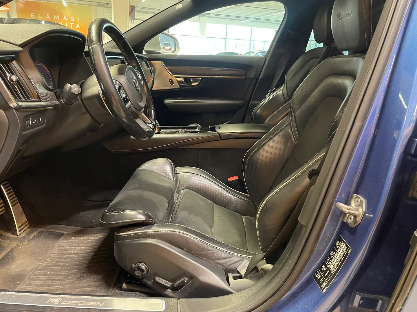 Car Image - 28zh28nGFNfDZlweSOLefU