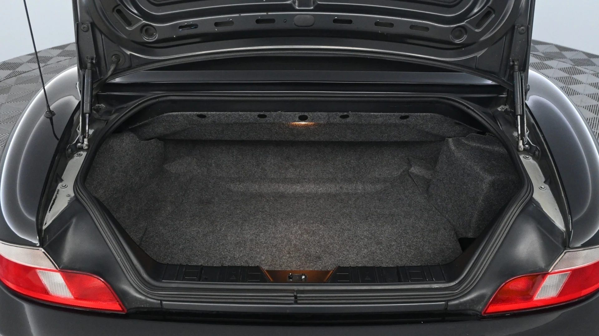 Car Image - 2BO1k5tU82i3FrjKZK7WkJ