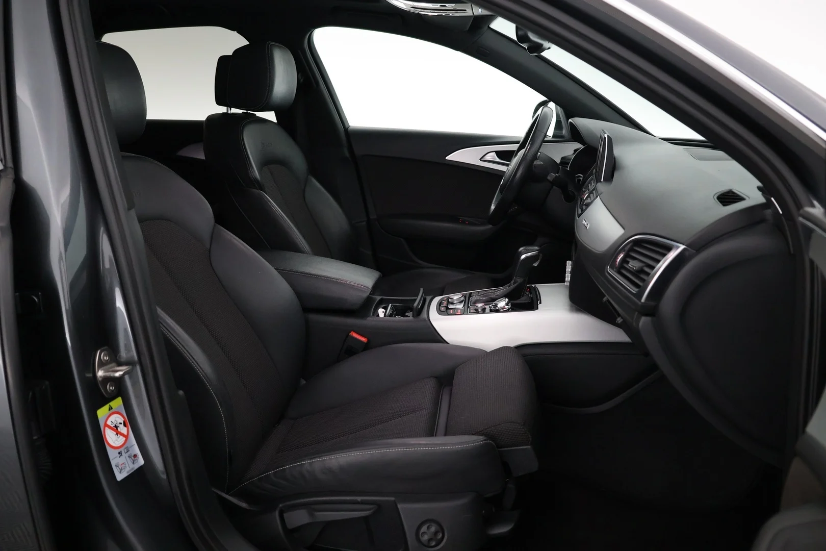 Car Image - 4g5RvvS0yArUidwMJcTJP6
