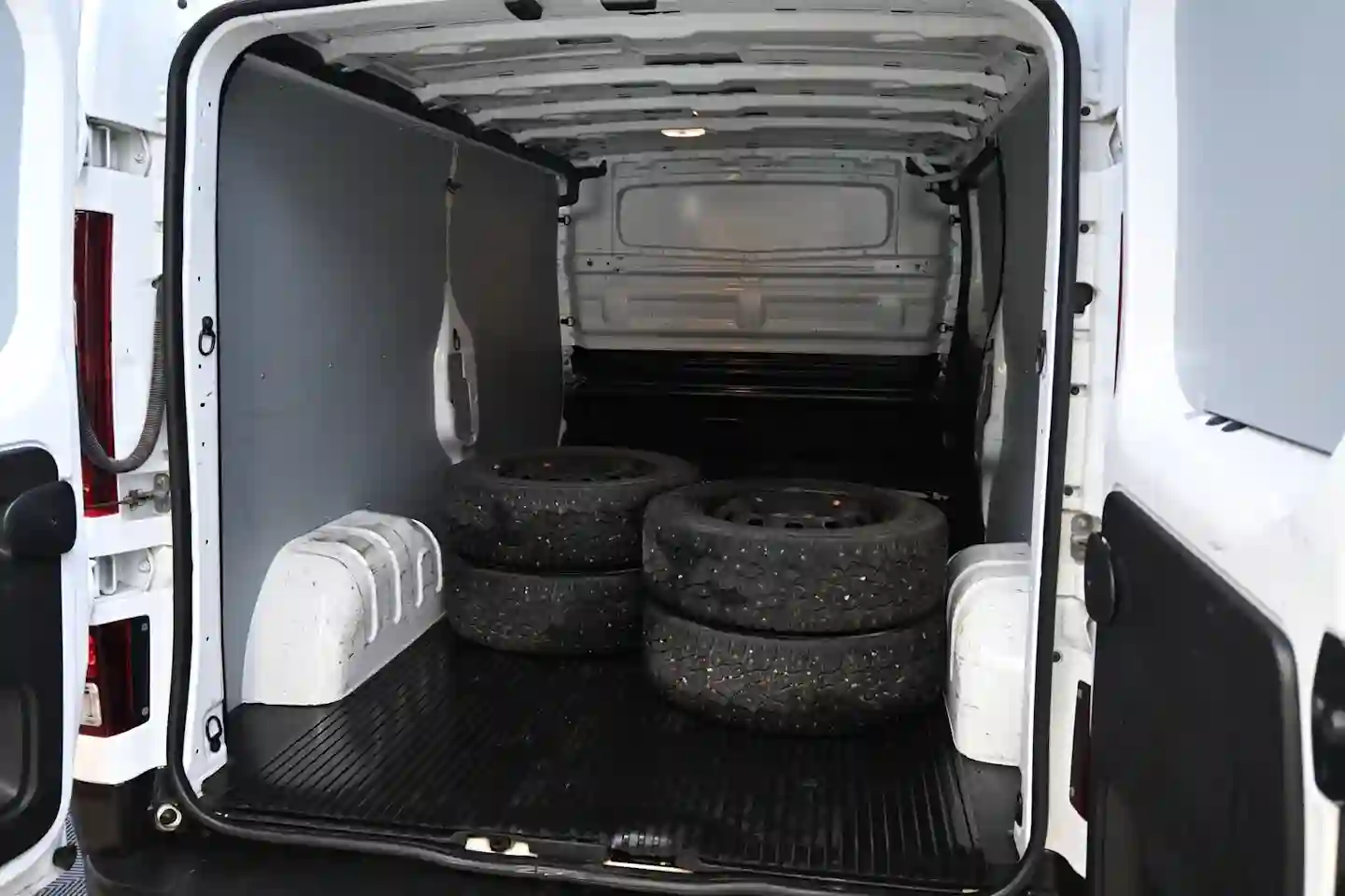 Car Image - 7yhX7HdyG0f0qEbLtIqBFL