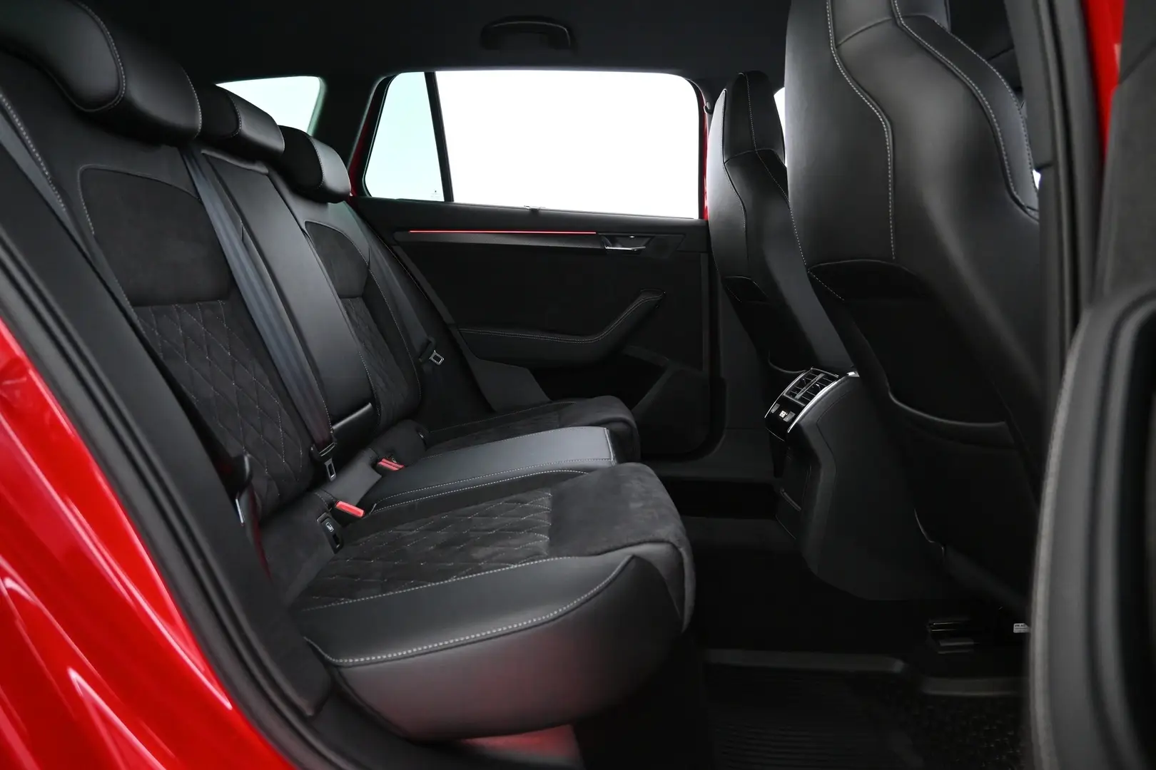 Car Image - 6VsNeLLzfiC2JWBE8ZBwHG
