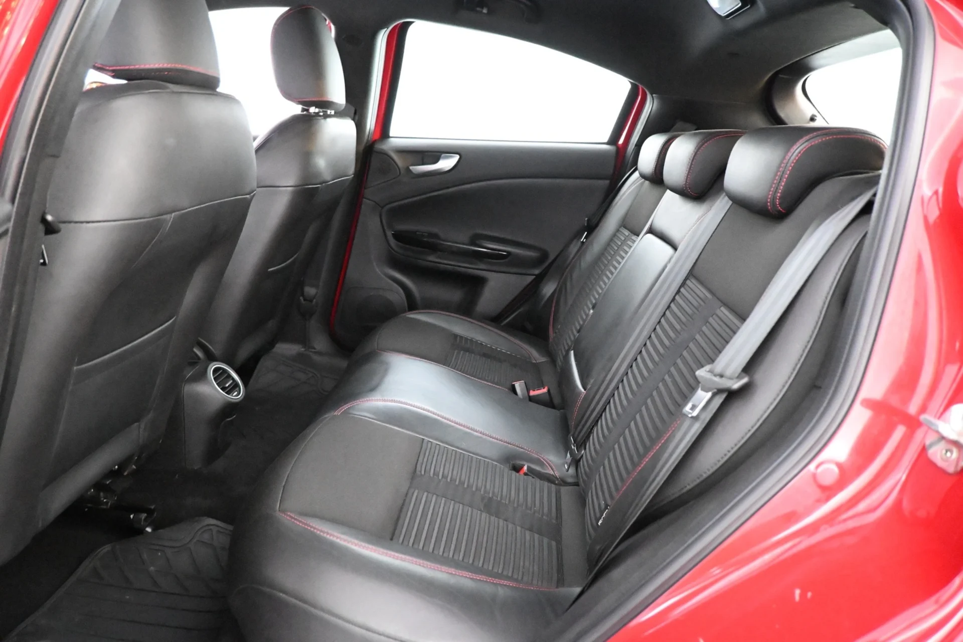 Car Image - 2pCnNb9mLk8ye1D12rZfqk