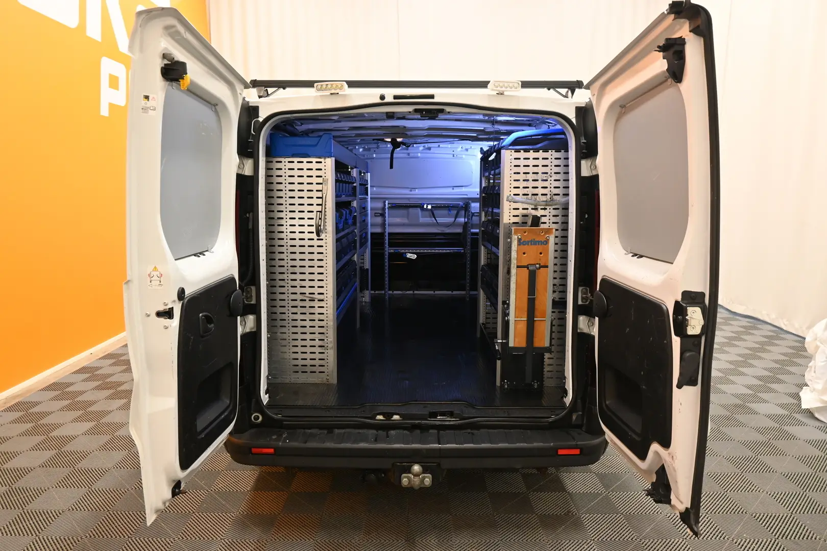 Car Image - 4sau6ONTwPAa8WSBnnijQ8