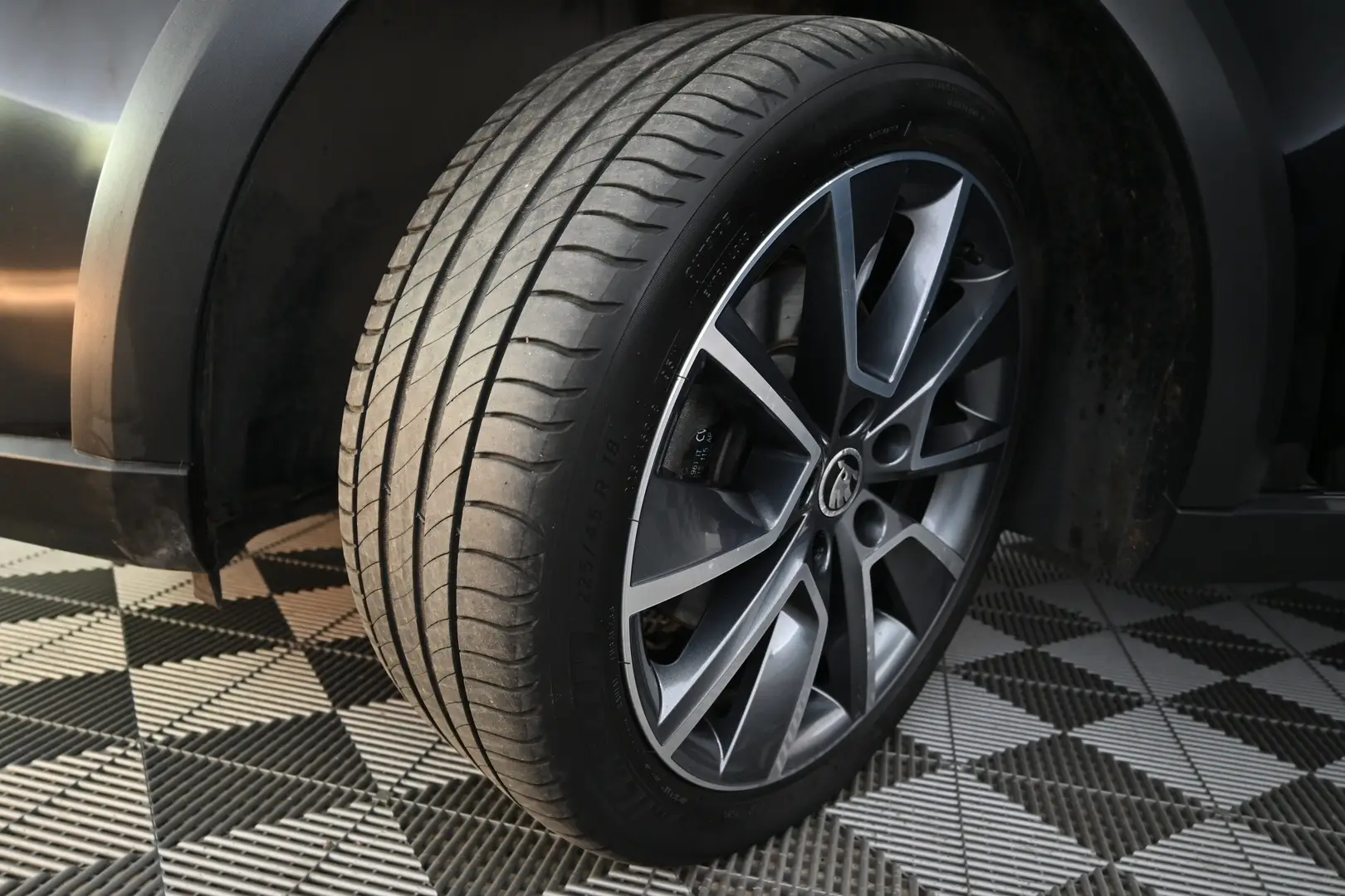 Car Image - JzQvEskbP28CdvcMSpEzf