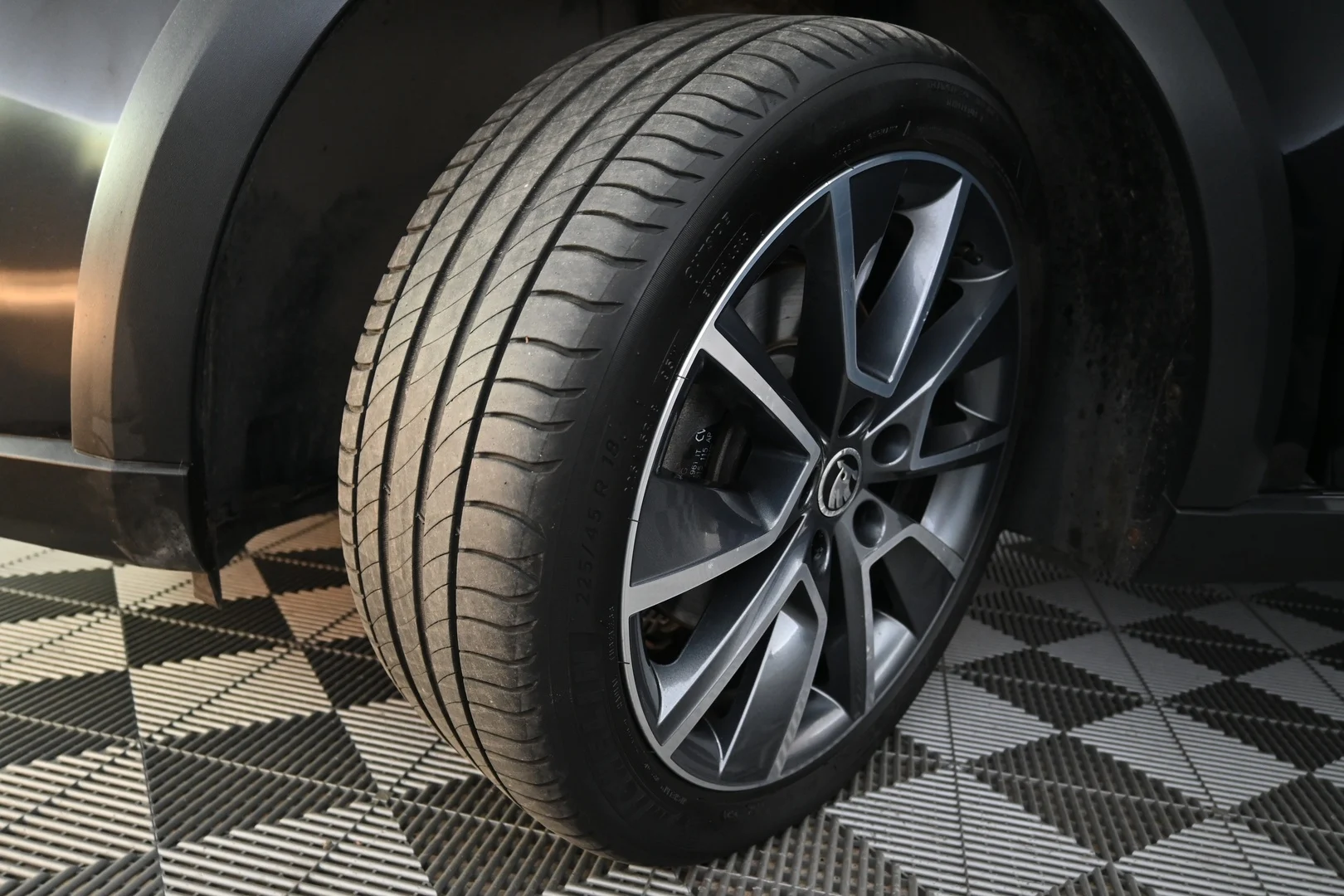 Car Image - JzQvEskbP28CdvcMSpEzf