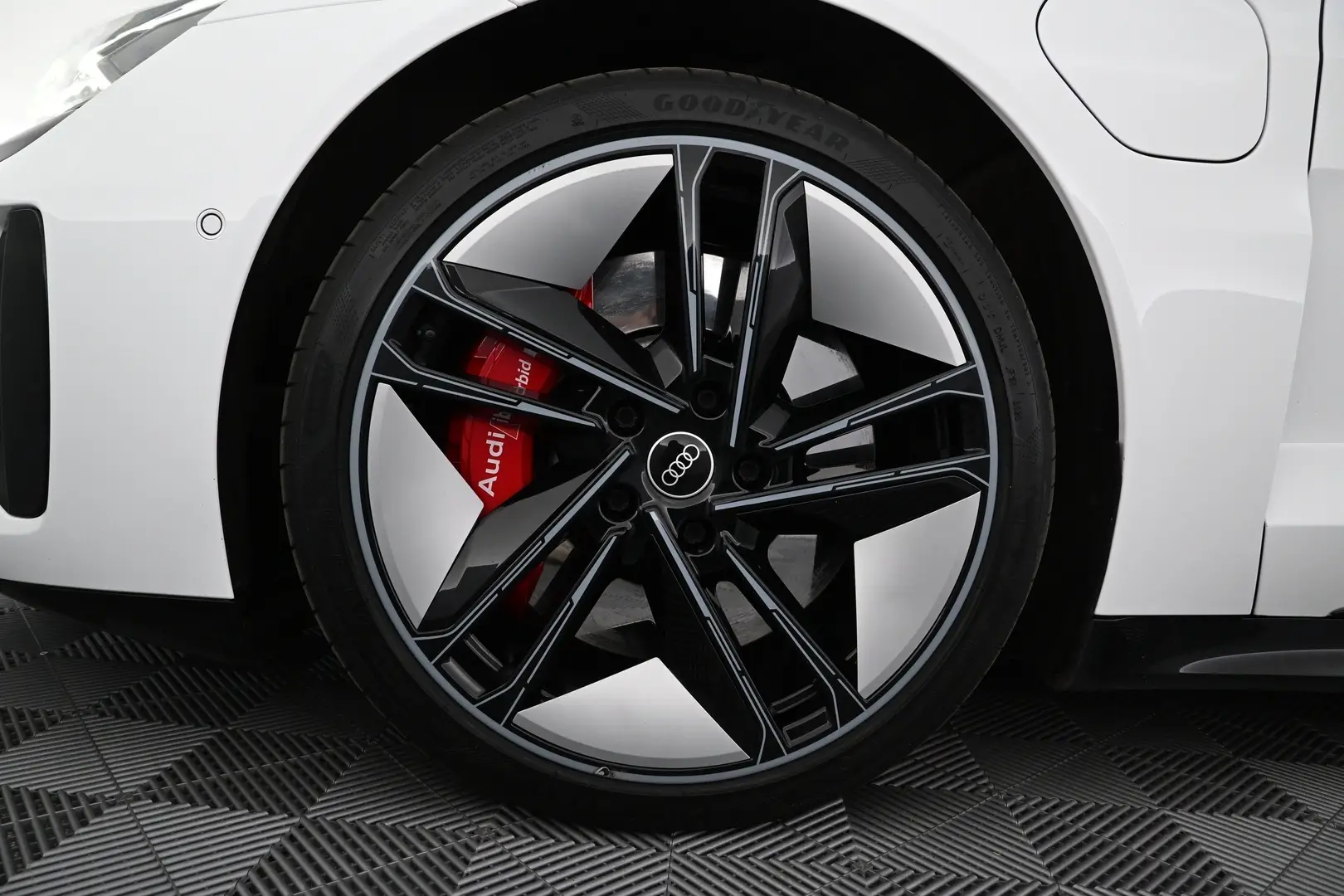 Car Image - 1dnZDa7Gf26mg8YeYR7d3u