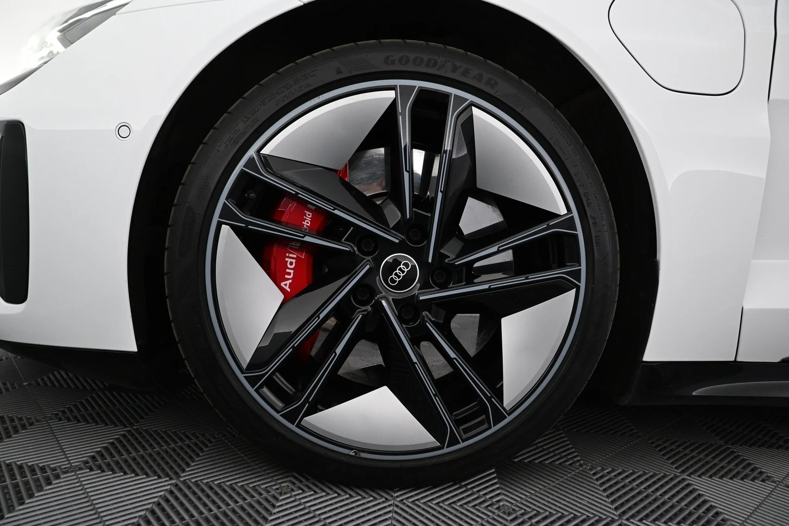 Car Image - 1dnZDa7Gf26mg8YeYR7d3u