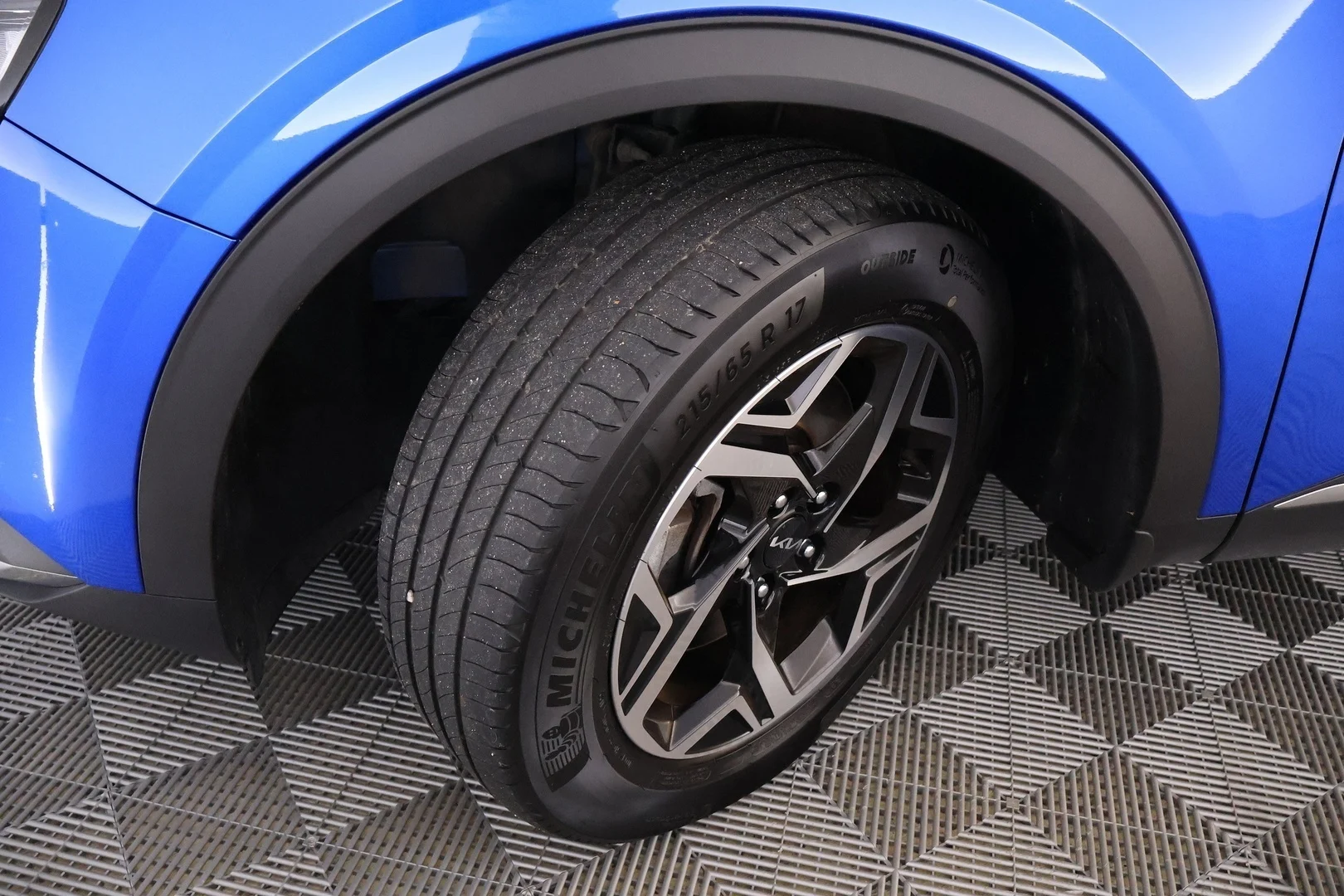 Car Image - 1eeu9yB1QaJxbi0Uw1XZWS