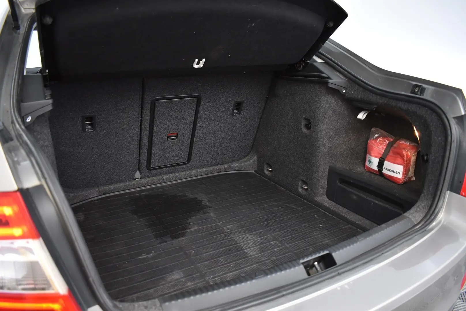 Car Image - 6onBqsp9EOSl7HUlkKAMA6