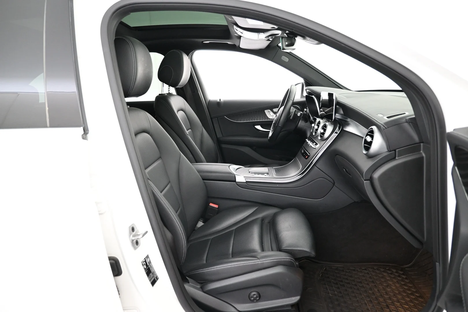 Car Image - 1YbaAPaxvETZtQ7R6rz4pE