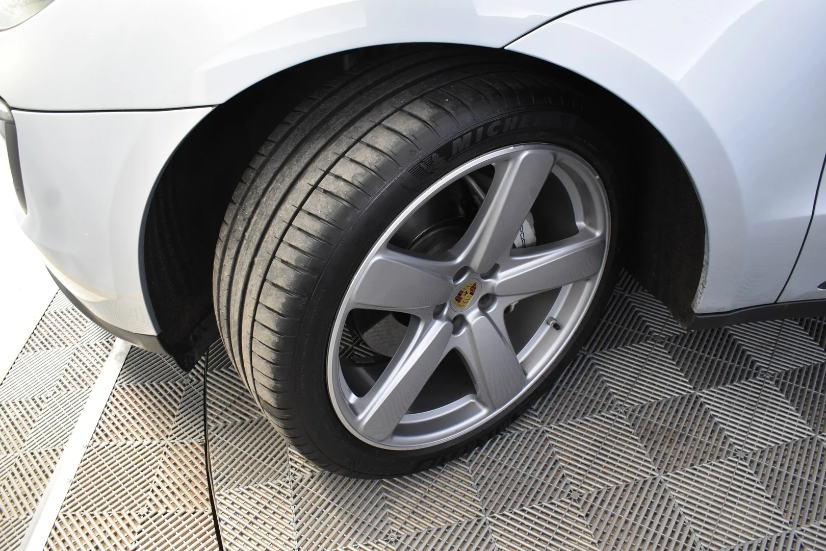 Car Image - 2bwZcDxeulxozHRIsW7MLT