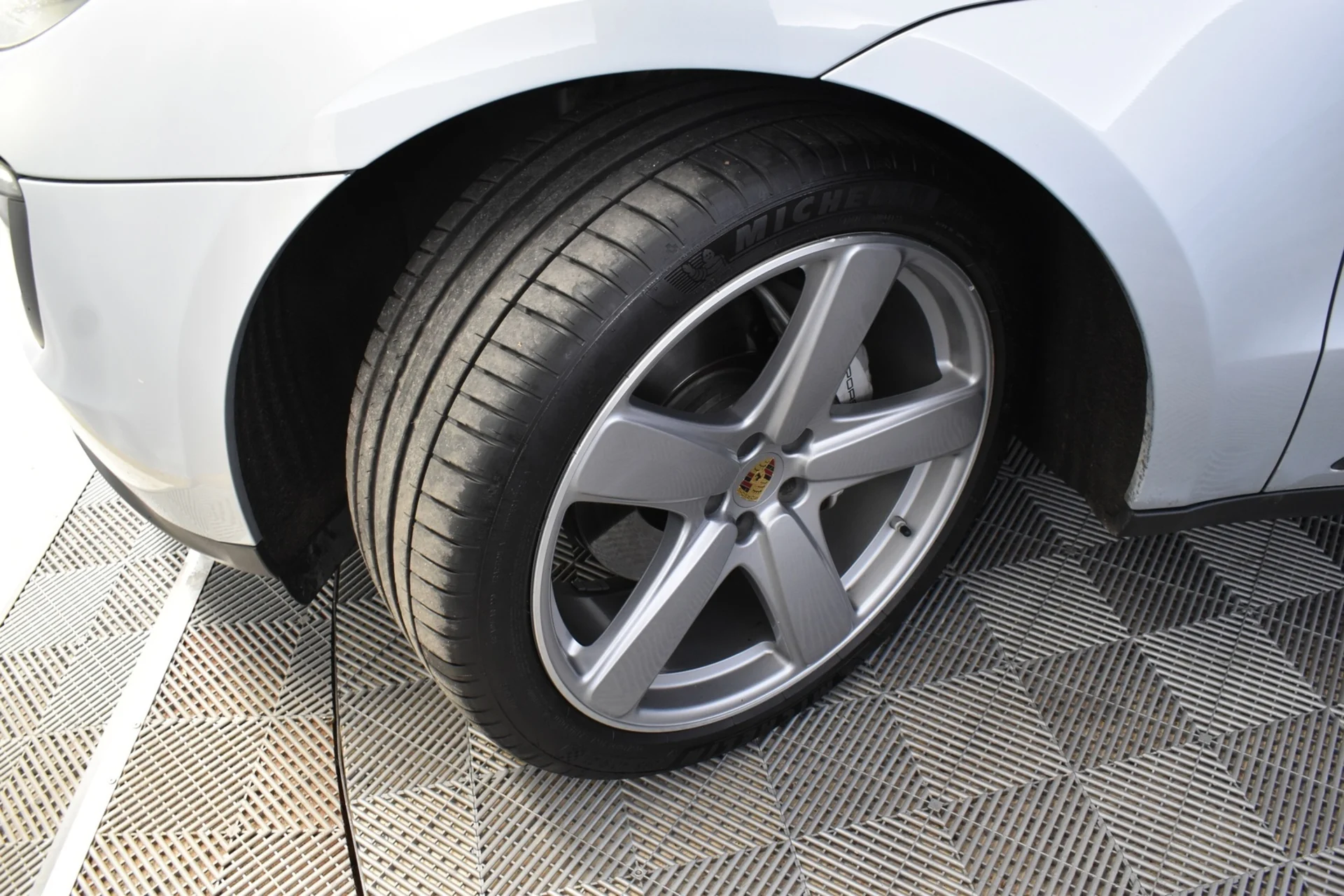 Car Image - 2bwZcDxeulxozHRIsW7MLT