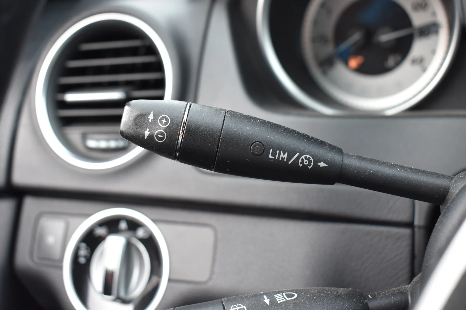 Car Image - 4YP1gz5QBRbk7joZT4xSlS
