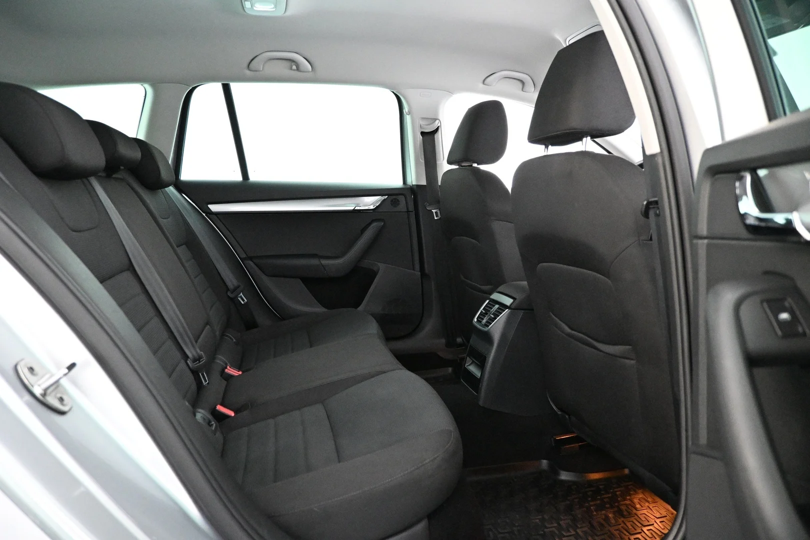 Car Image - 2O465bzTesB4YhpZYDkYqI