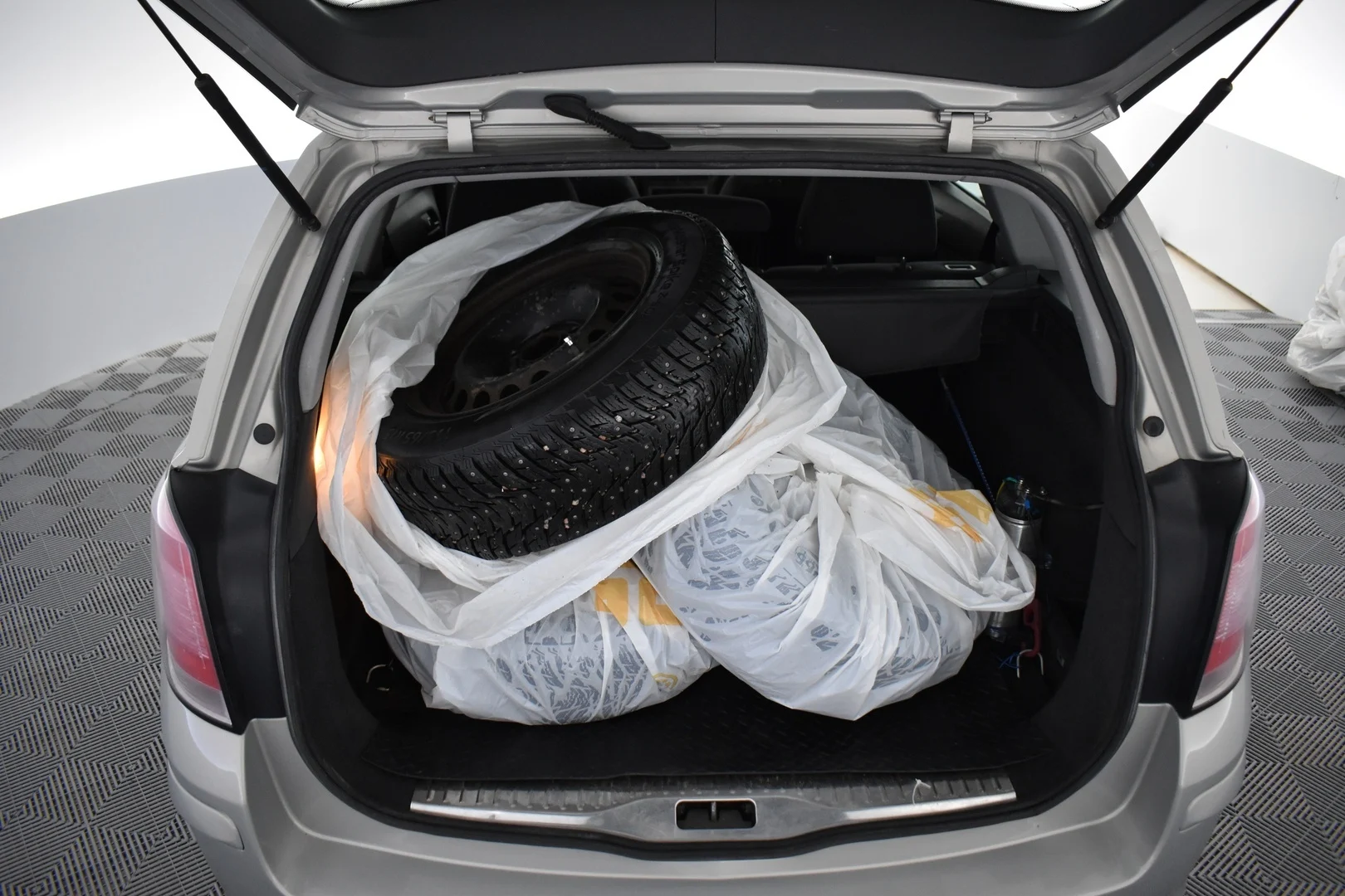 Car Image - 2r2wgVwX2FohgGupuFQHdN