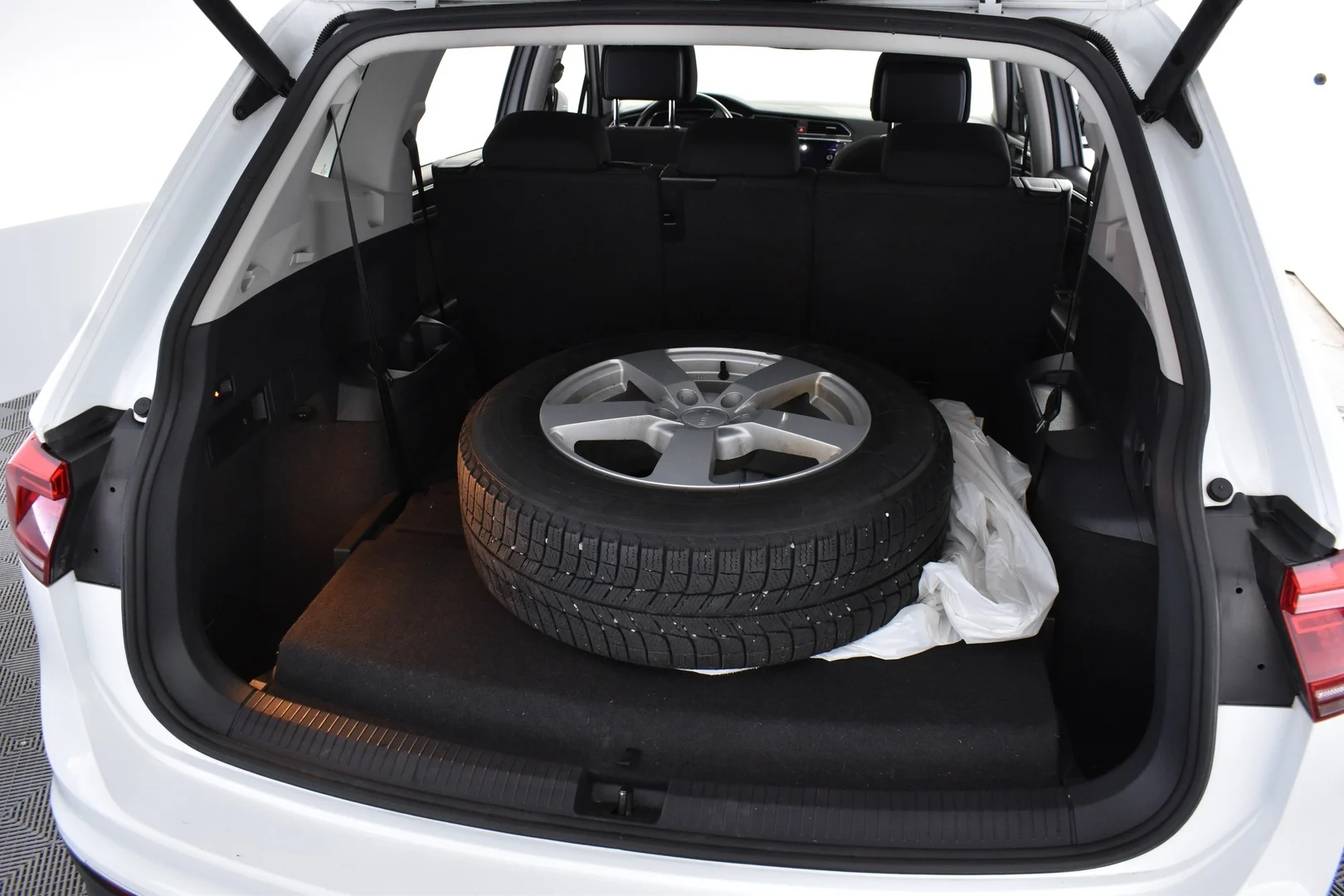 Car Image - MN5fM7pva9S8qhk13qUhL