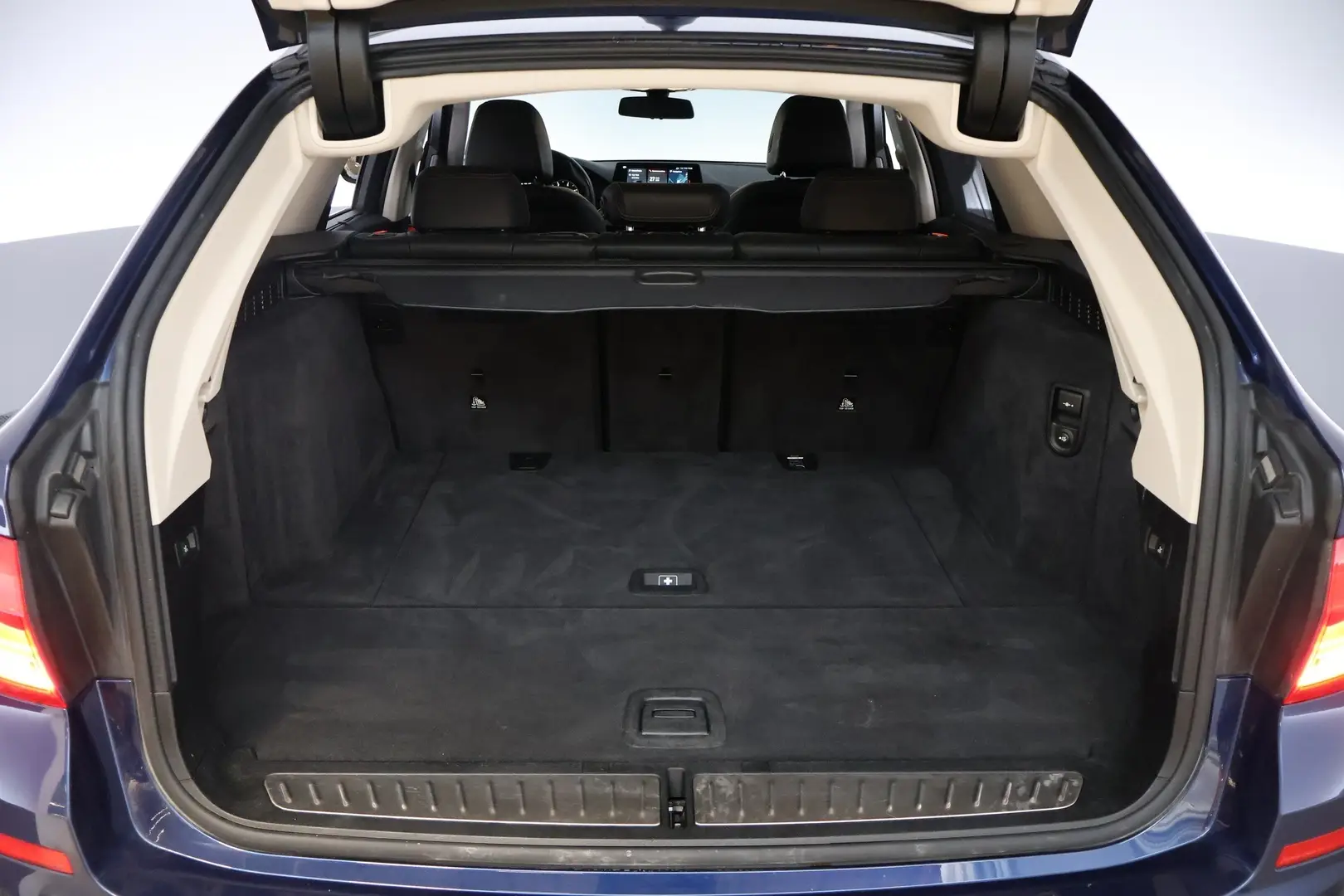 Car Image - 6tbKGmFcXYVzY8q3CuGAIF