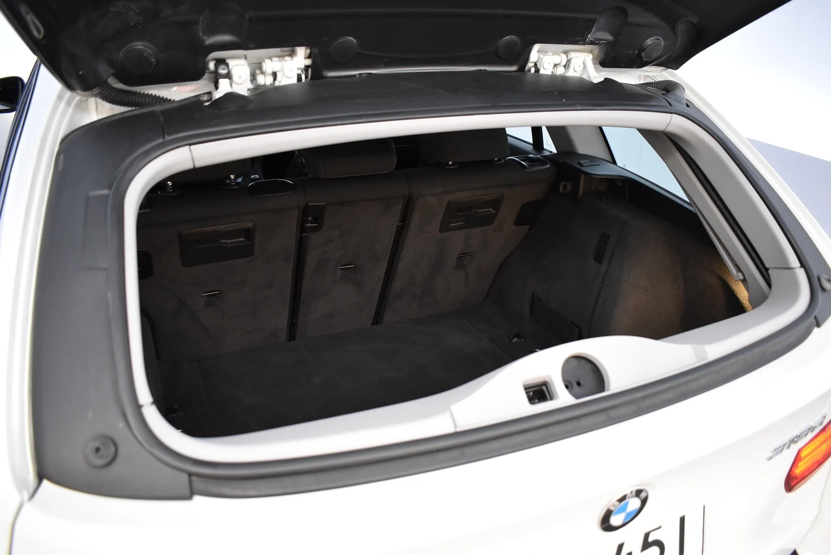Car Image - 1fsjCbeoVV8EYoXFR6NBJg