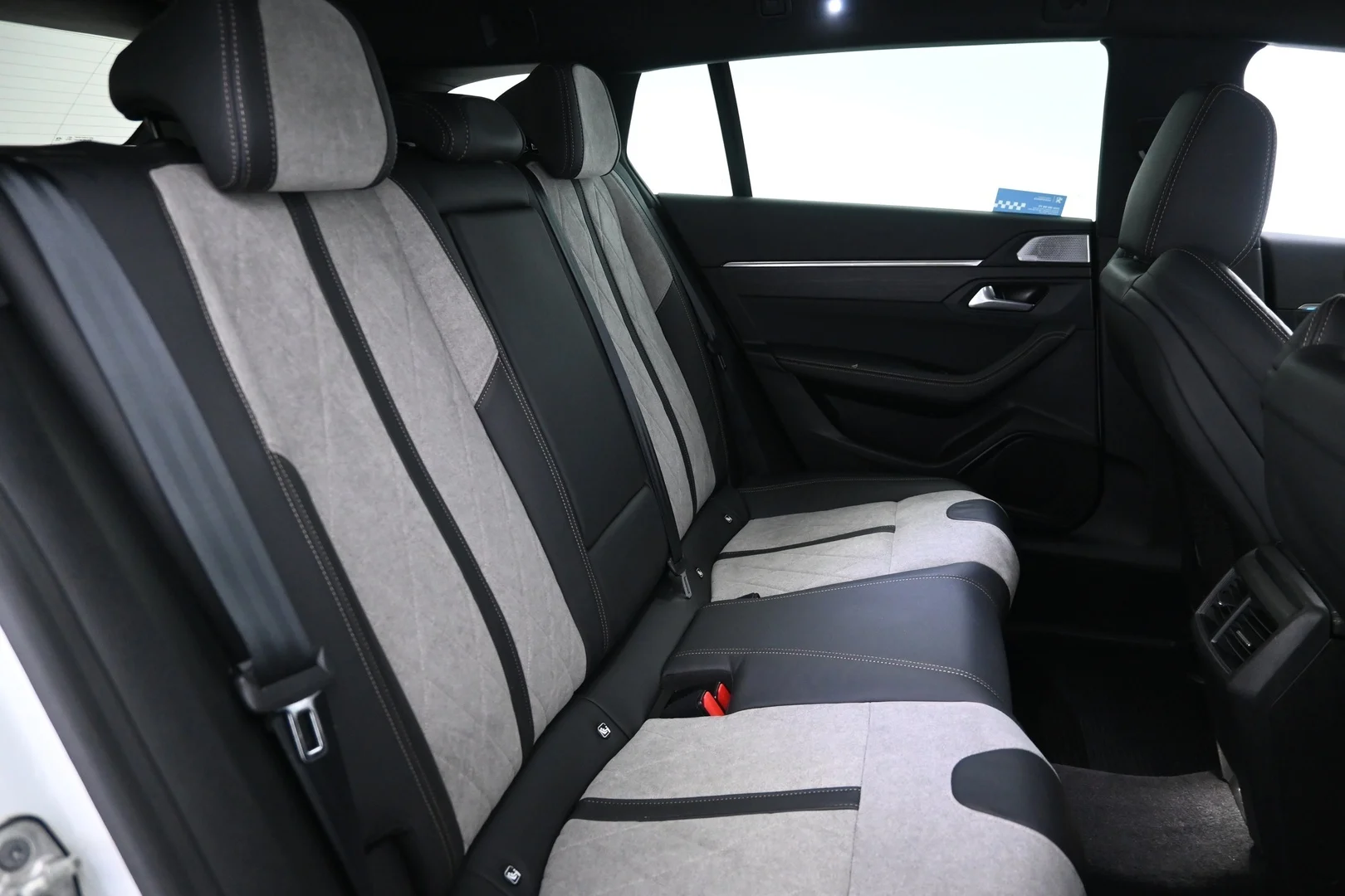Car Image - pPglQ8675fvRtxNwjdOy8