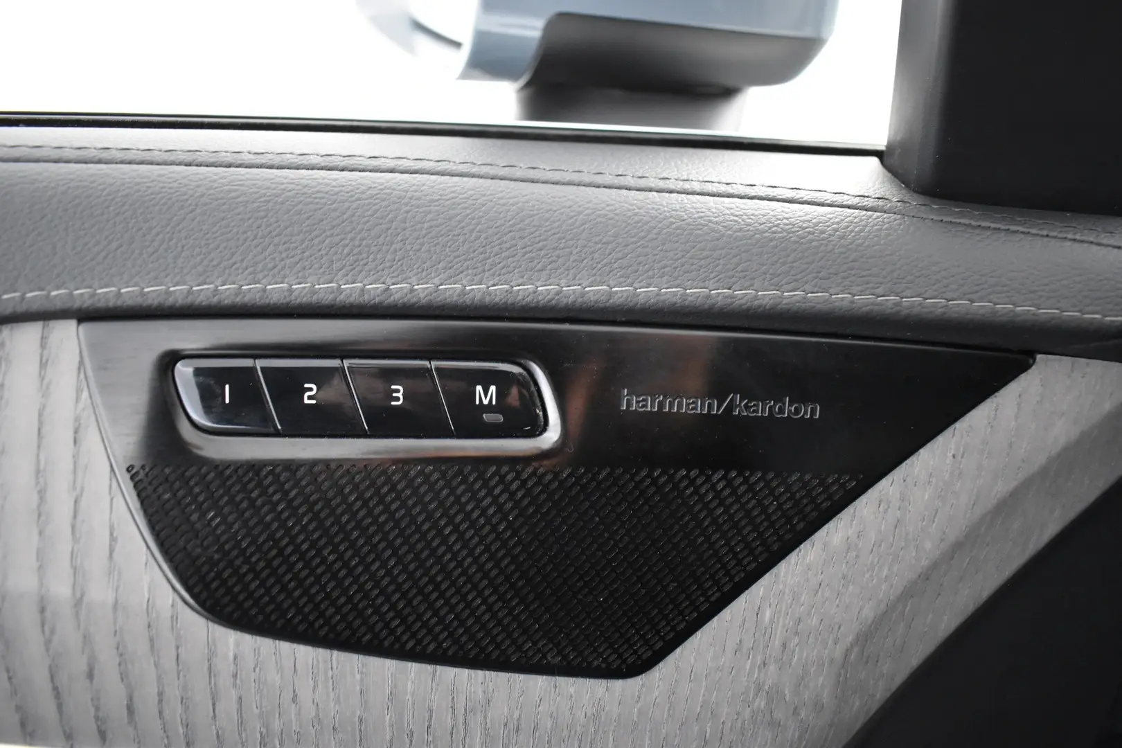 Car Image - 1J3sEf9jaHbTrlRXdY0X1P