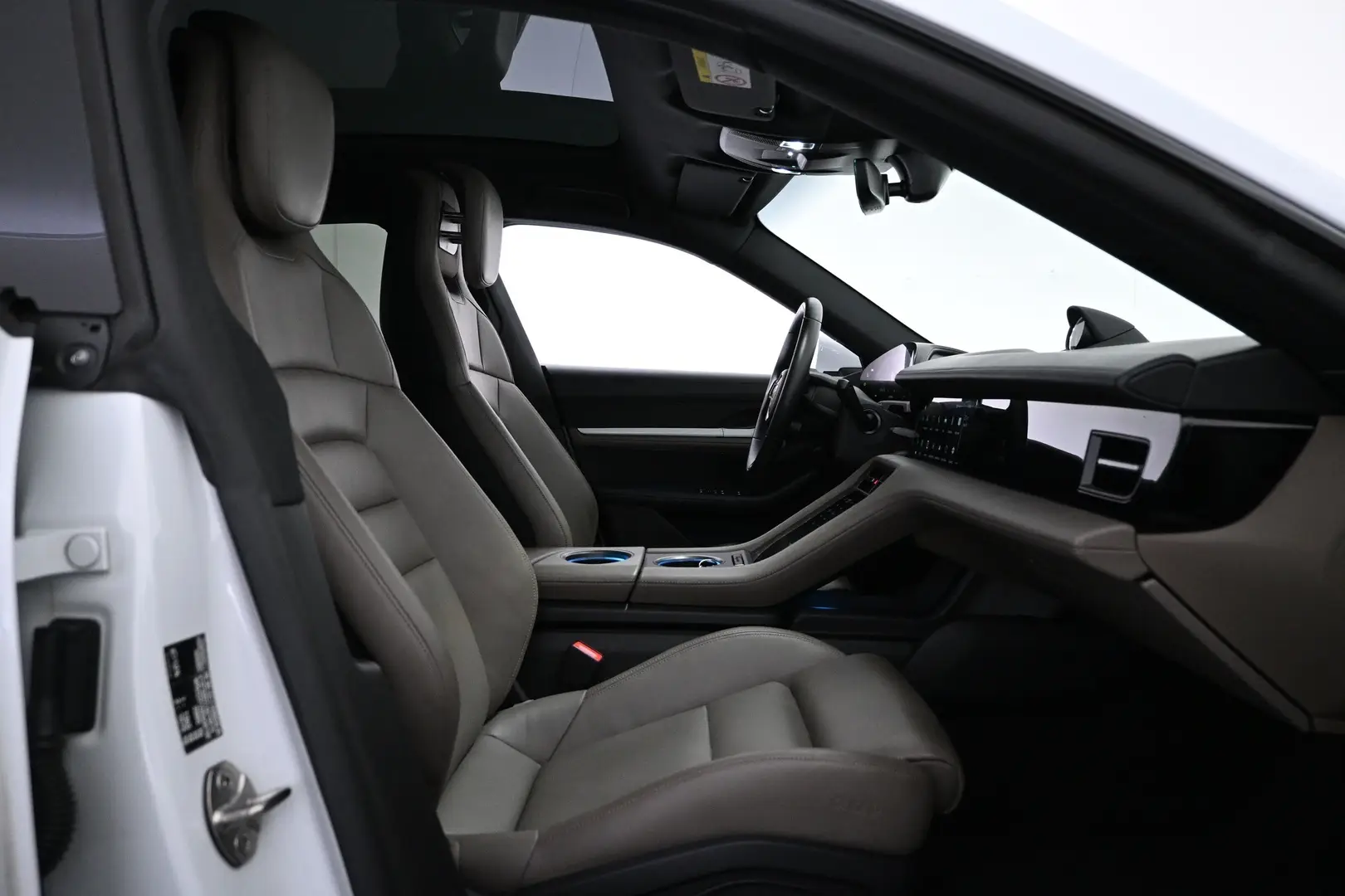 Car Image - cDws2oCvDq4BCpyxv9L8T
