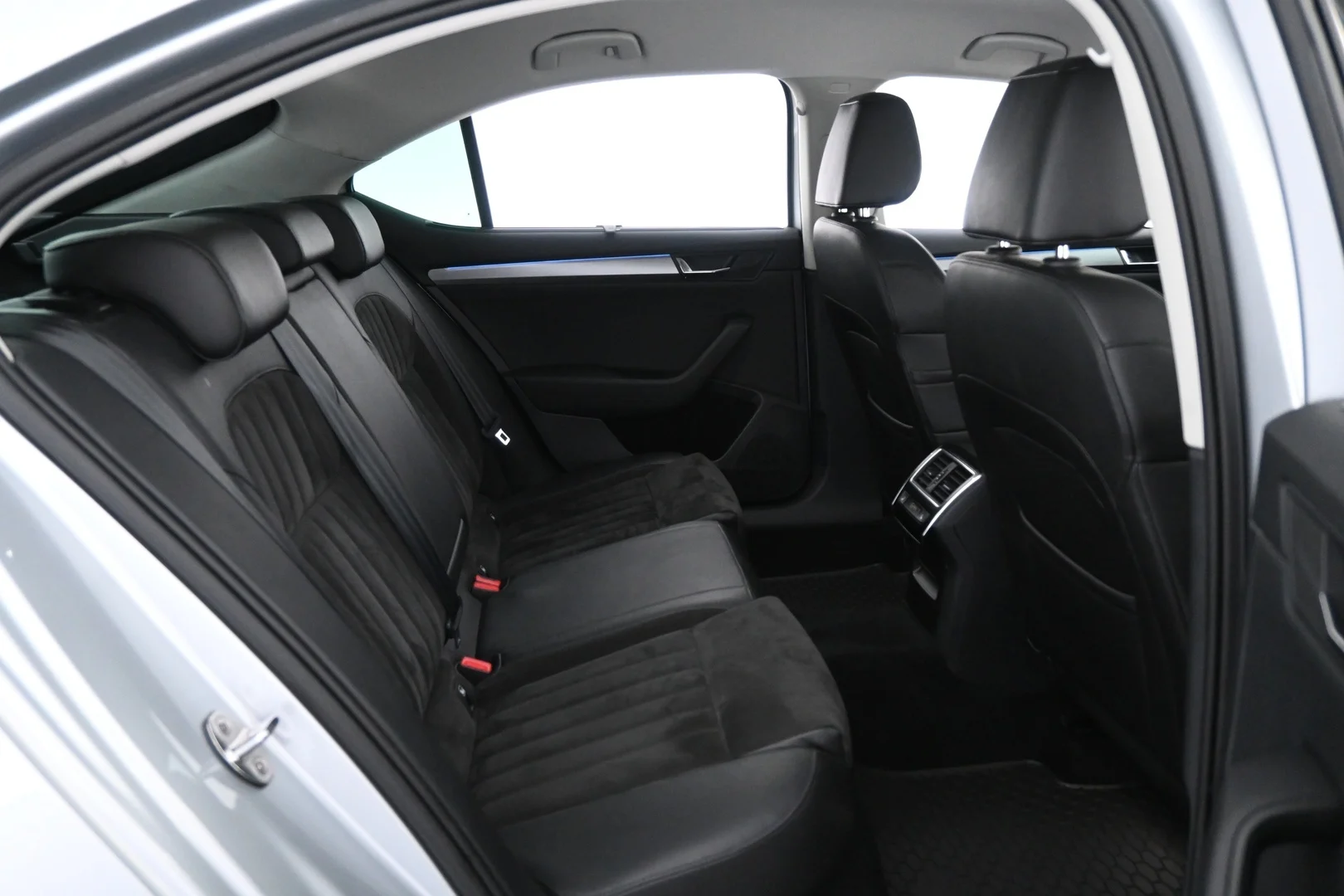 Car Image - gL70p8O1LgRdxLnnQ3AeD