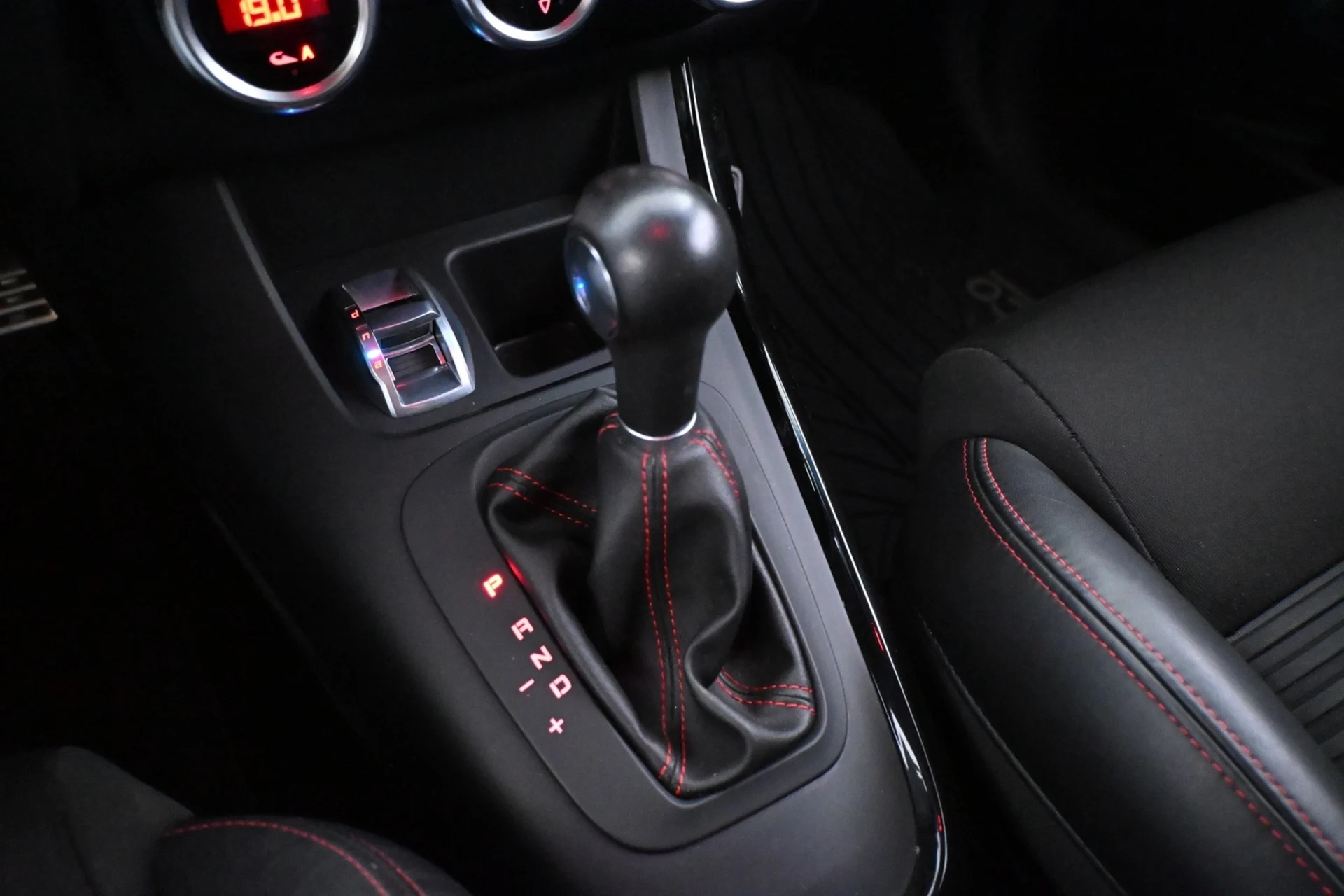 Car Image - 2pCnNb9mLk8ye1D12rZfqk