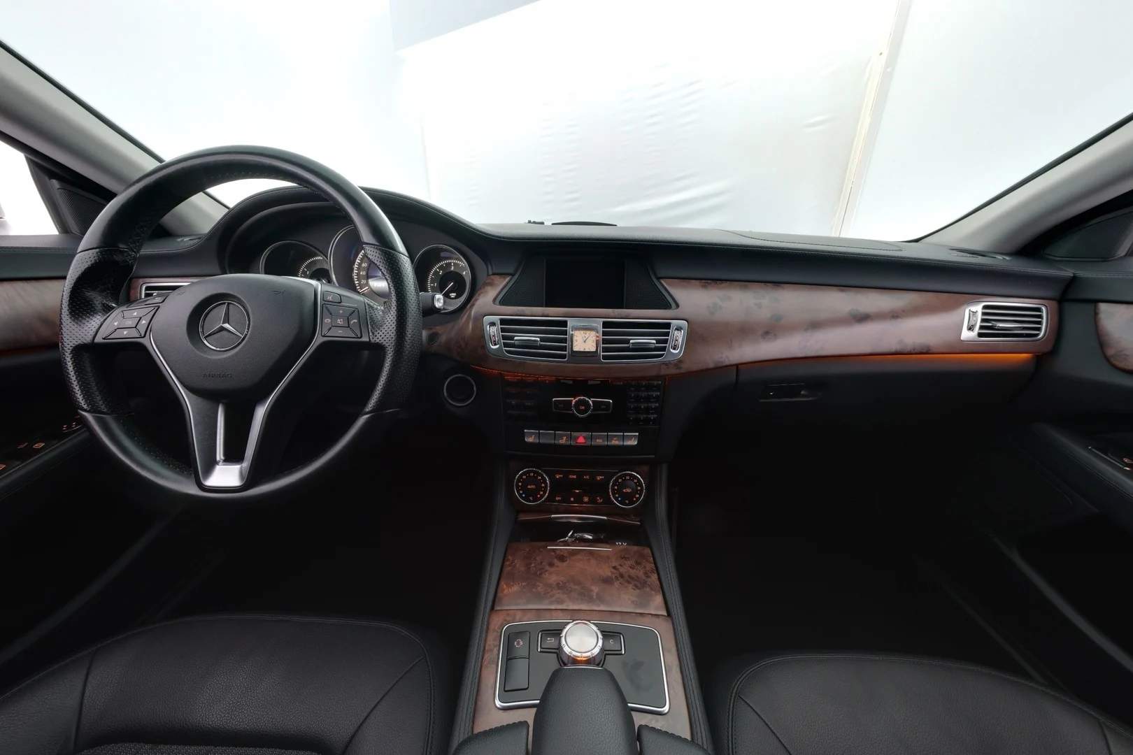 Car Image - IWH01pl2ke73DD8hporgu